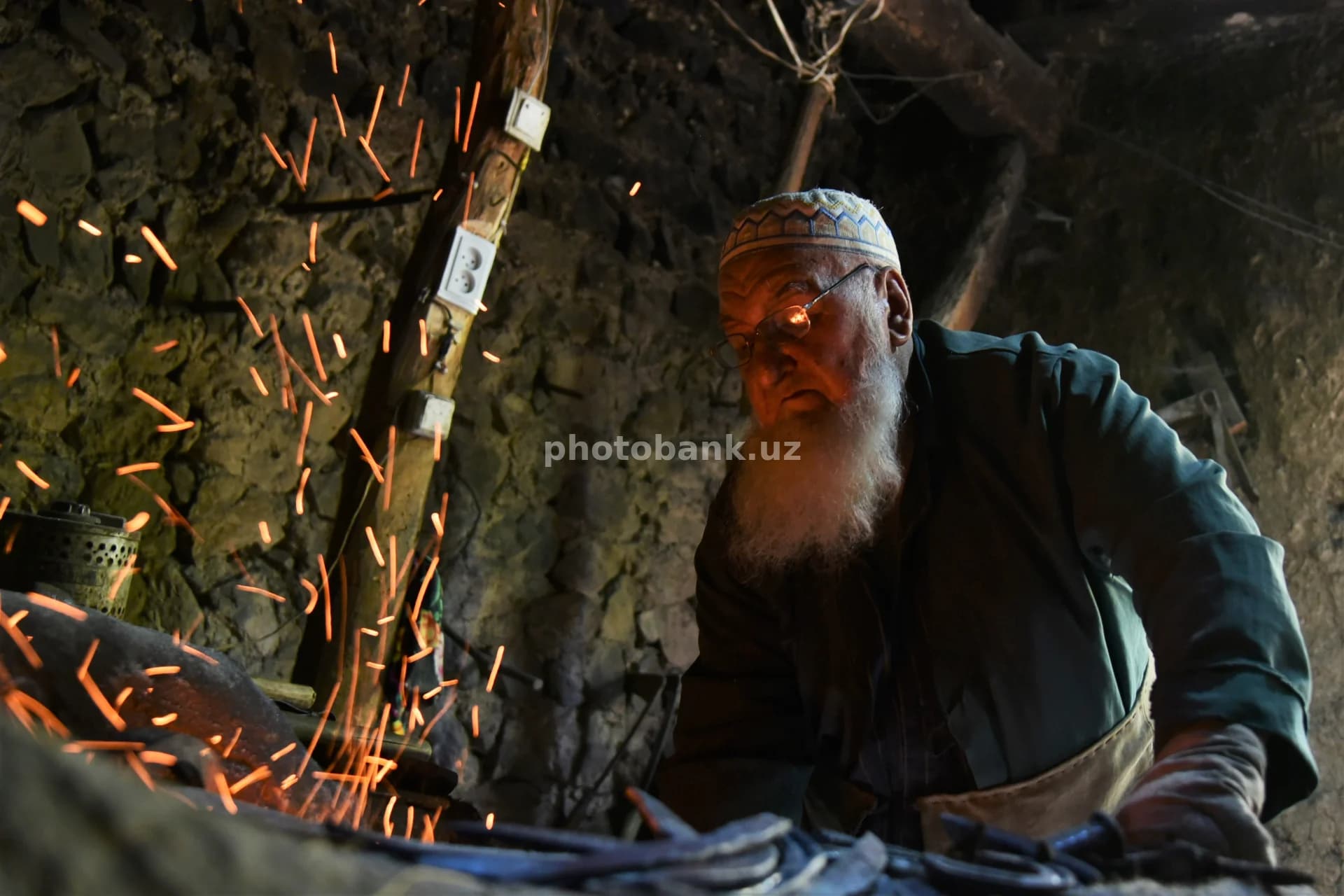 O‘z ustaxonasida ishlayotgan keksa temirchi