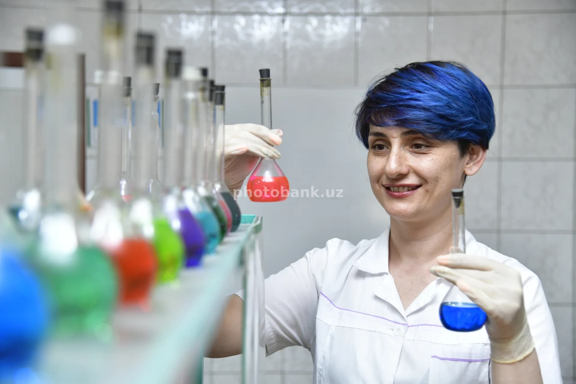 Laboratoriyada kimyoviy tadqiqotlar olib boruvchi olim