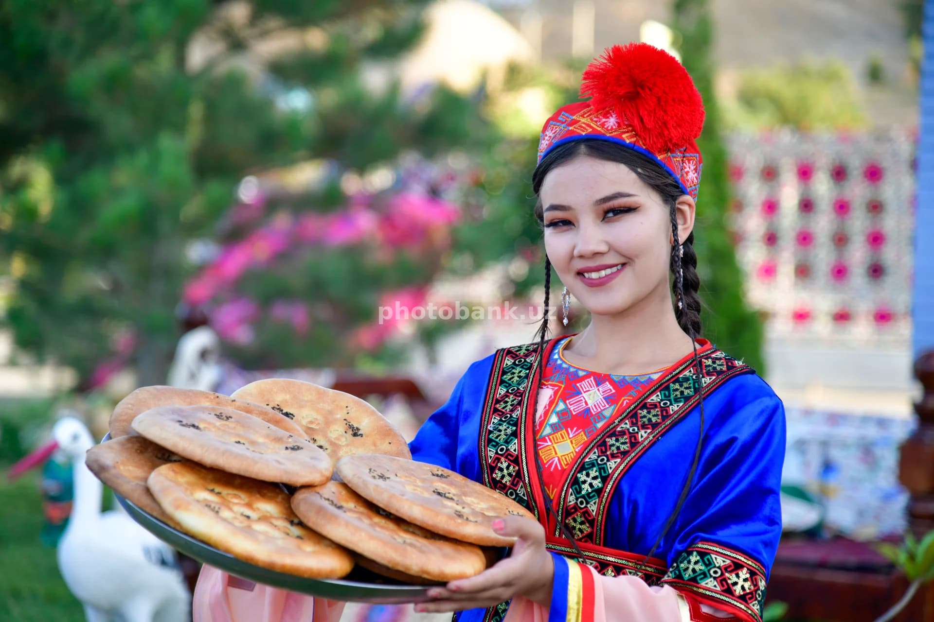 An’anaviy o‘zbek libosidagi yosh ayol