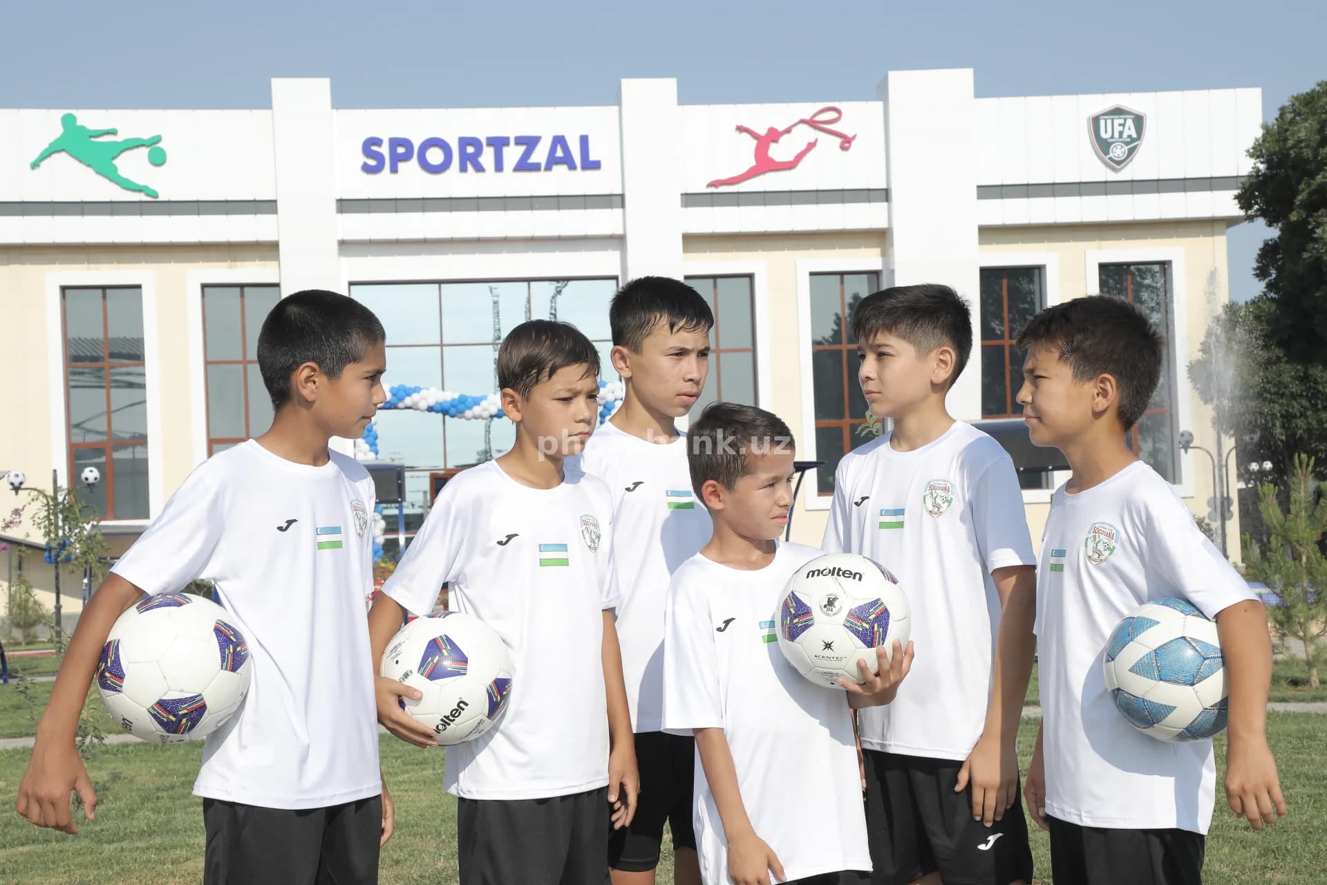 Sport majmuasidagi yosh futbolchilar