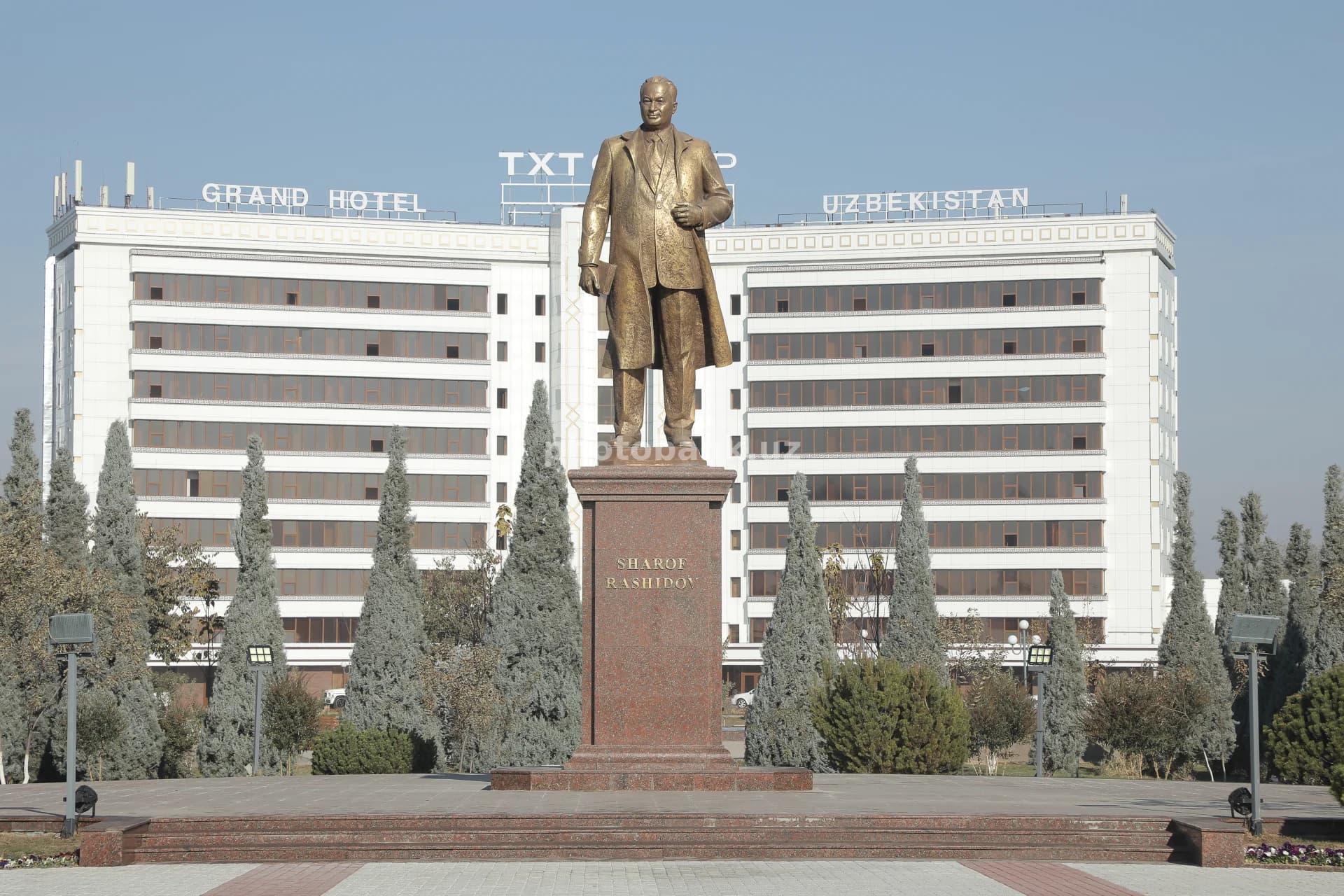 Toshkentdagi Sharof Rashidov haykali