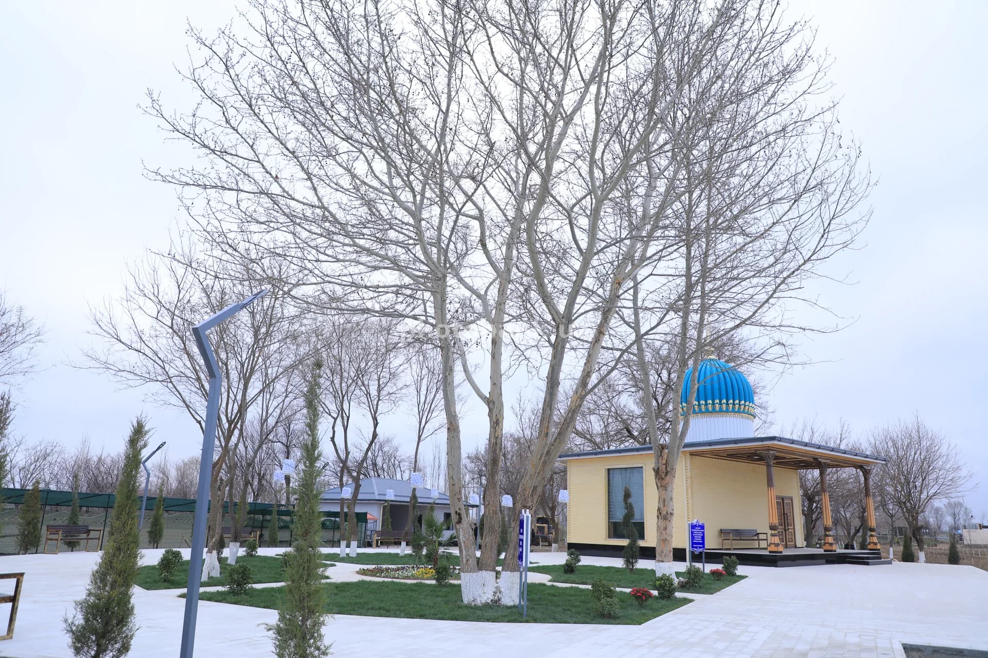 Moviy gumbazli kichik pavilyon