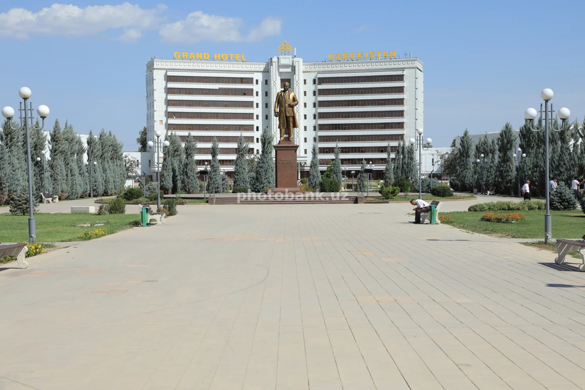 Памятник Шарафу Рашидову в Джизаке
