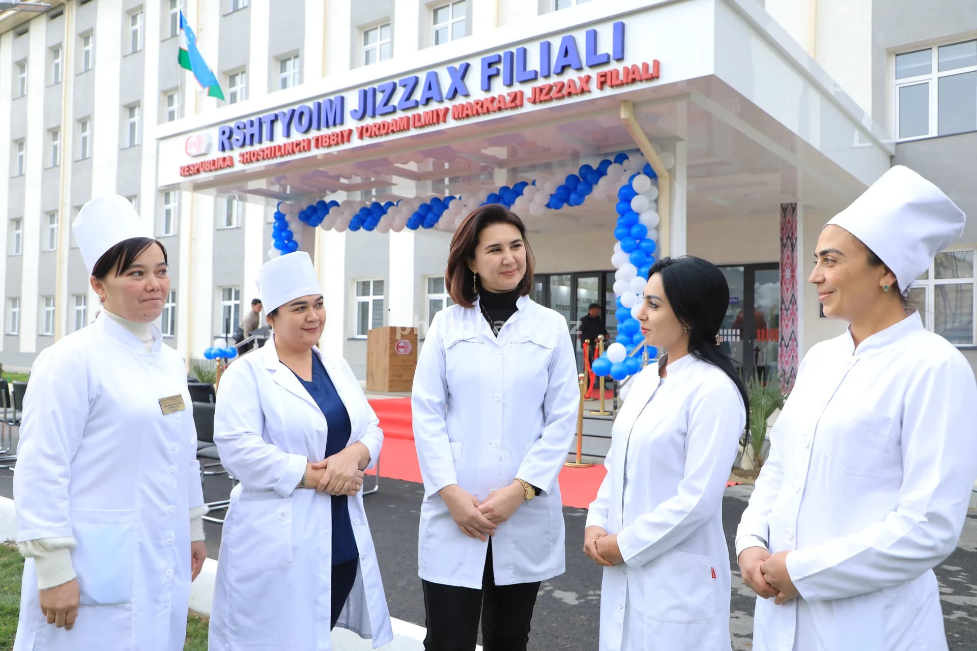 Shifoxonaning Jizzax filiali tibbiyot xodimlari
