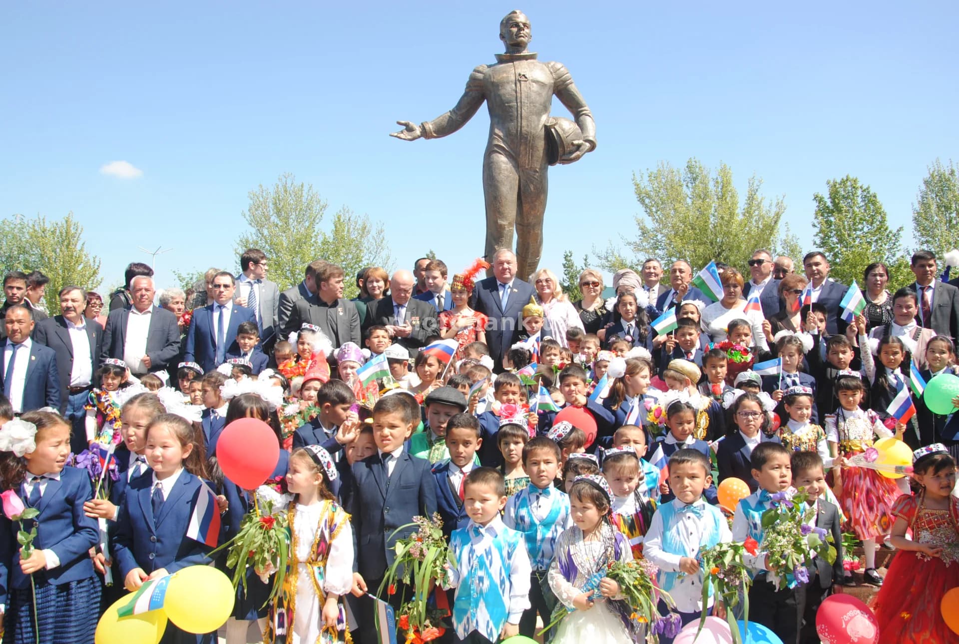 Talabalar Yuriy Gagarin haykali oldida to‘planishdi