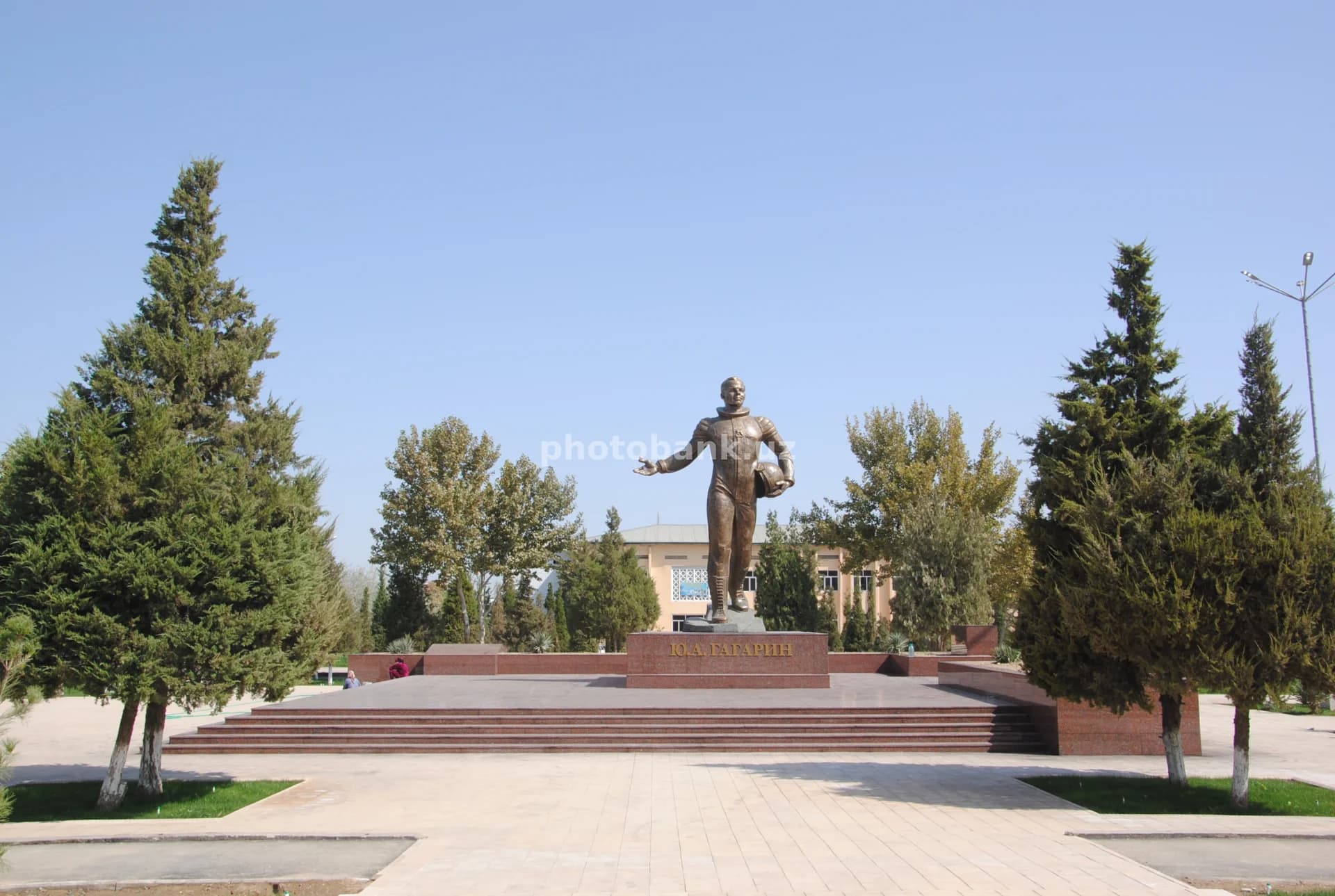 Jamoat bog‘idagi Yuriy Gagarin haykali