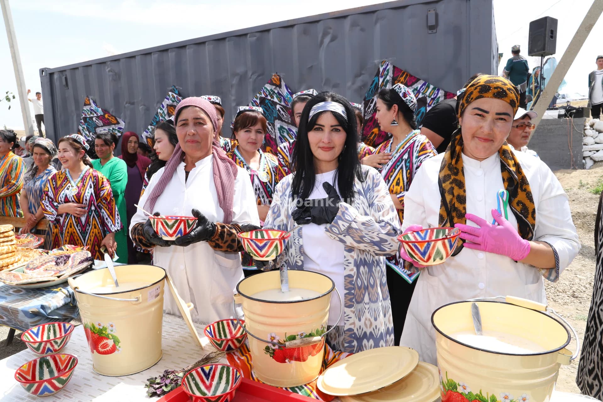 An’anaviy taomlarni ochiq havoda tayyorlayotgan ayollar