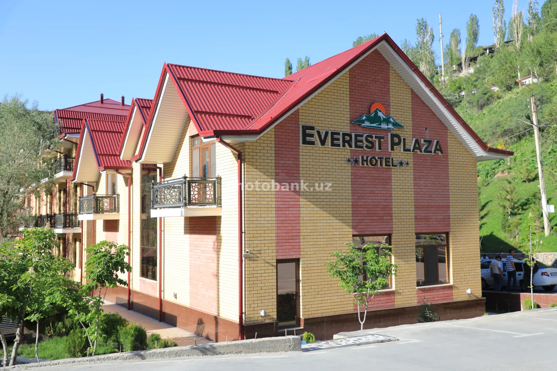 Tog‘li hududdagi Everest Plaza mehmonxonasi