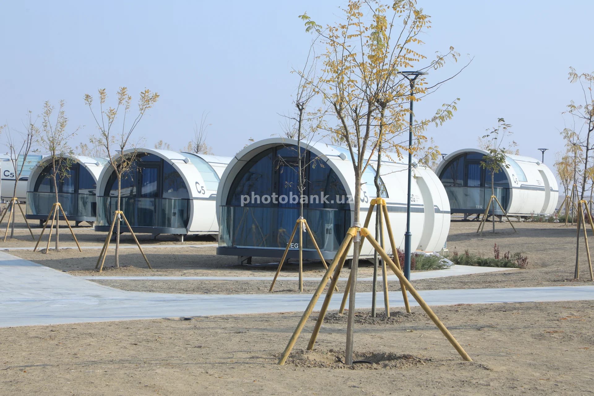 Cho‘ldagi zamonaviy silindrsimon glamping dukkaklari