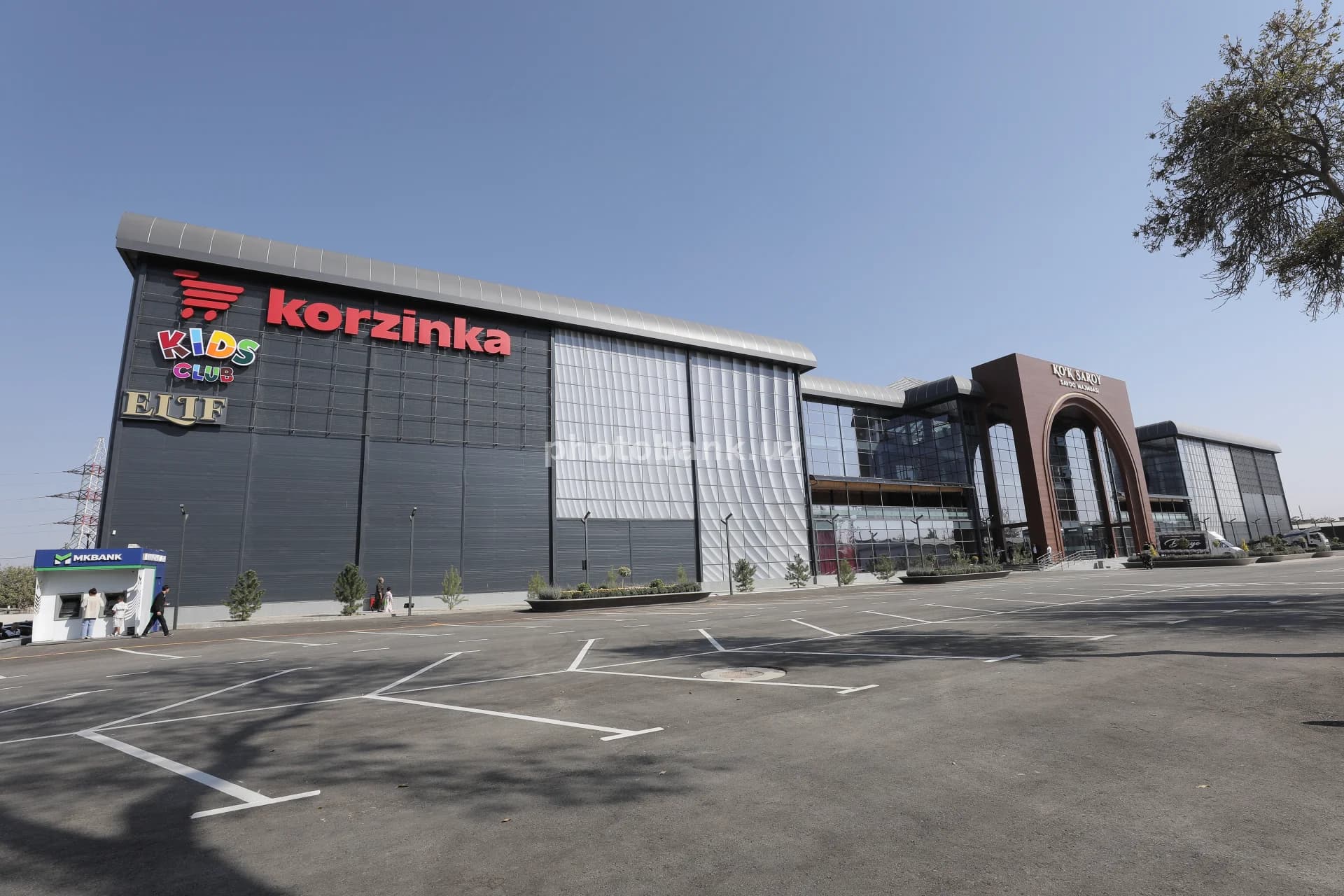 Korzinka supermarketi va "Ko‘k saroy" majmuasi