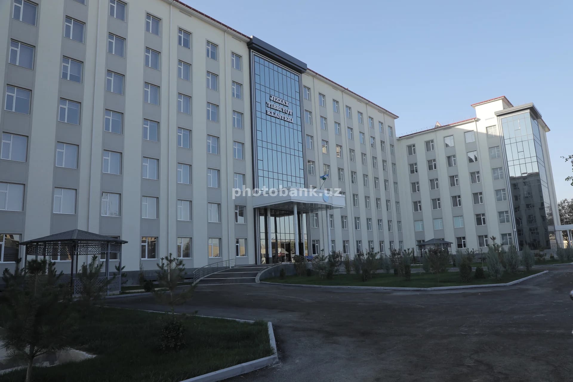 Jizzax tibbiyot klasteri binosining tashqi ko‘rinishi