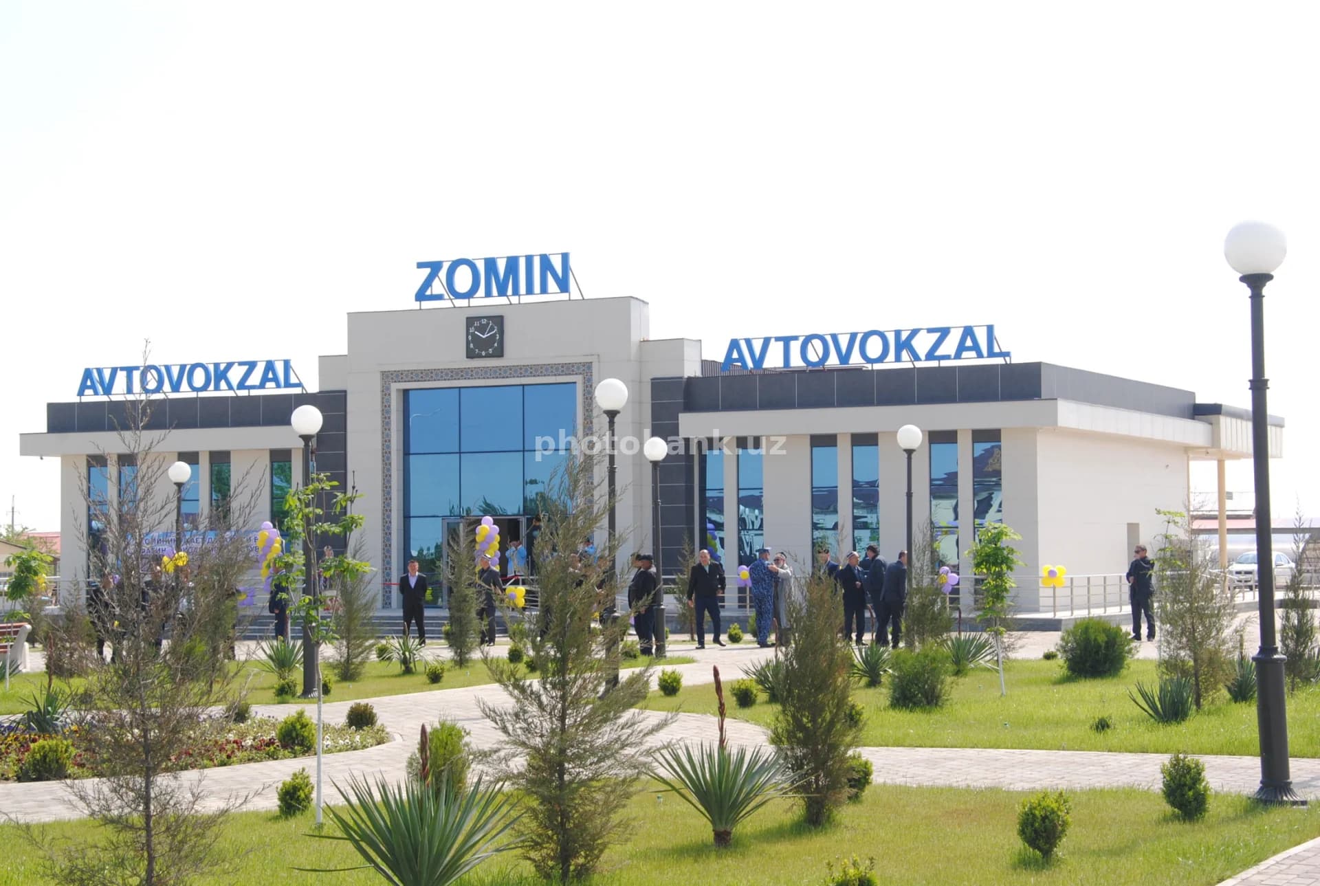 Yangi Zomin avtovokzali binosi
