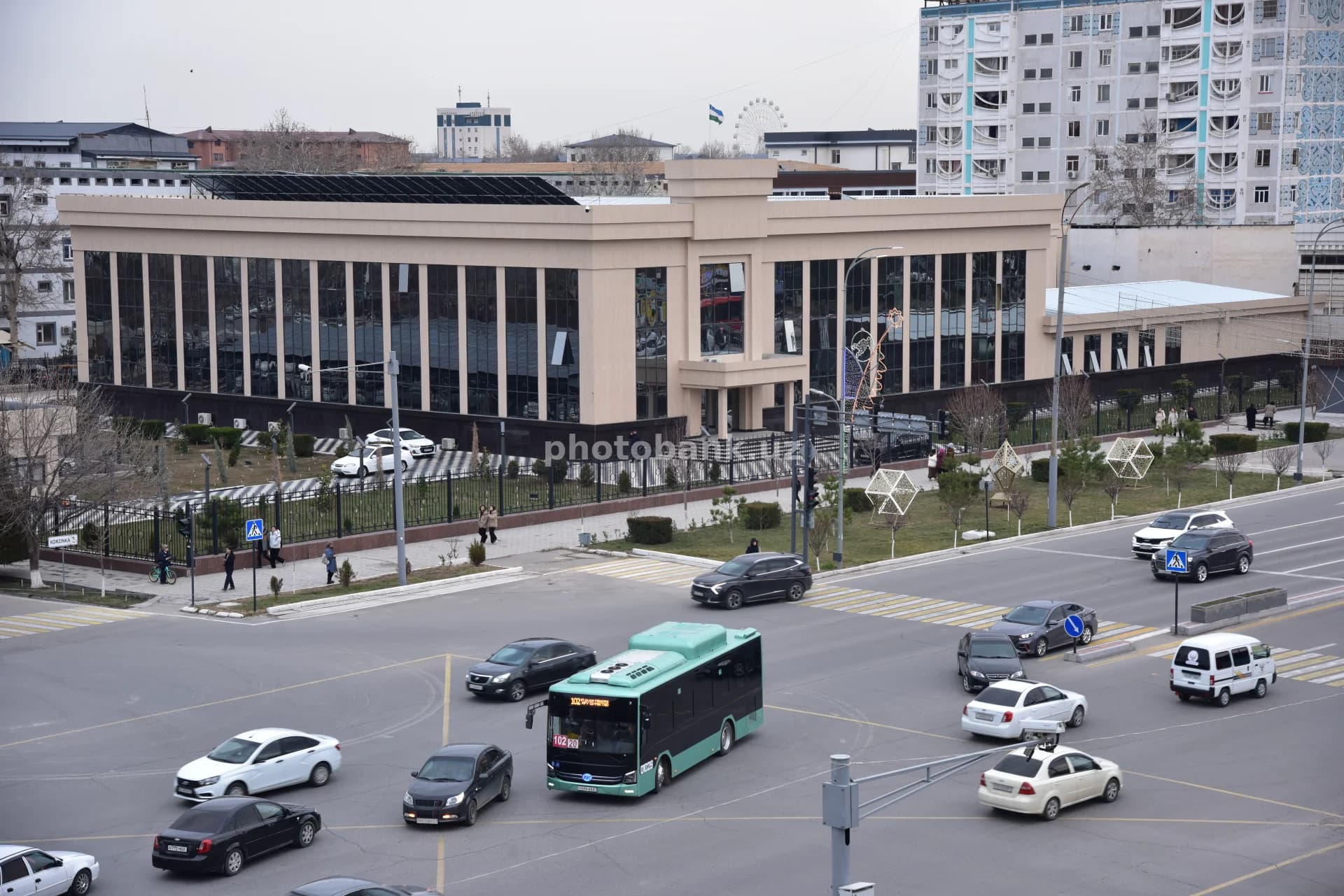 Zamonaviy ofis binosi bilan shahar chorrahasi