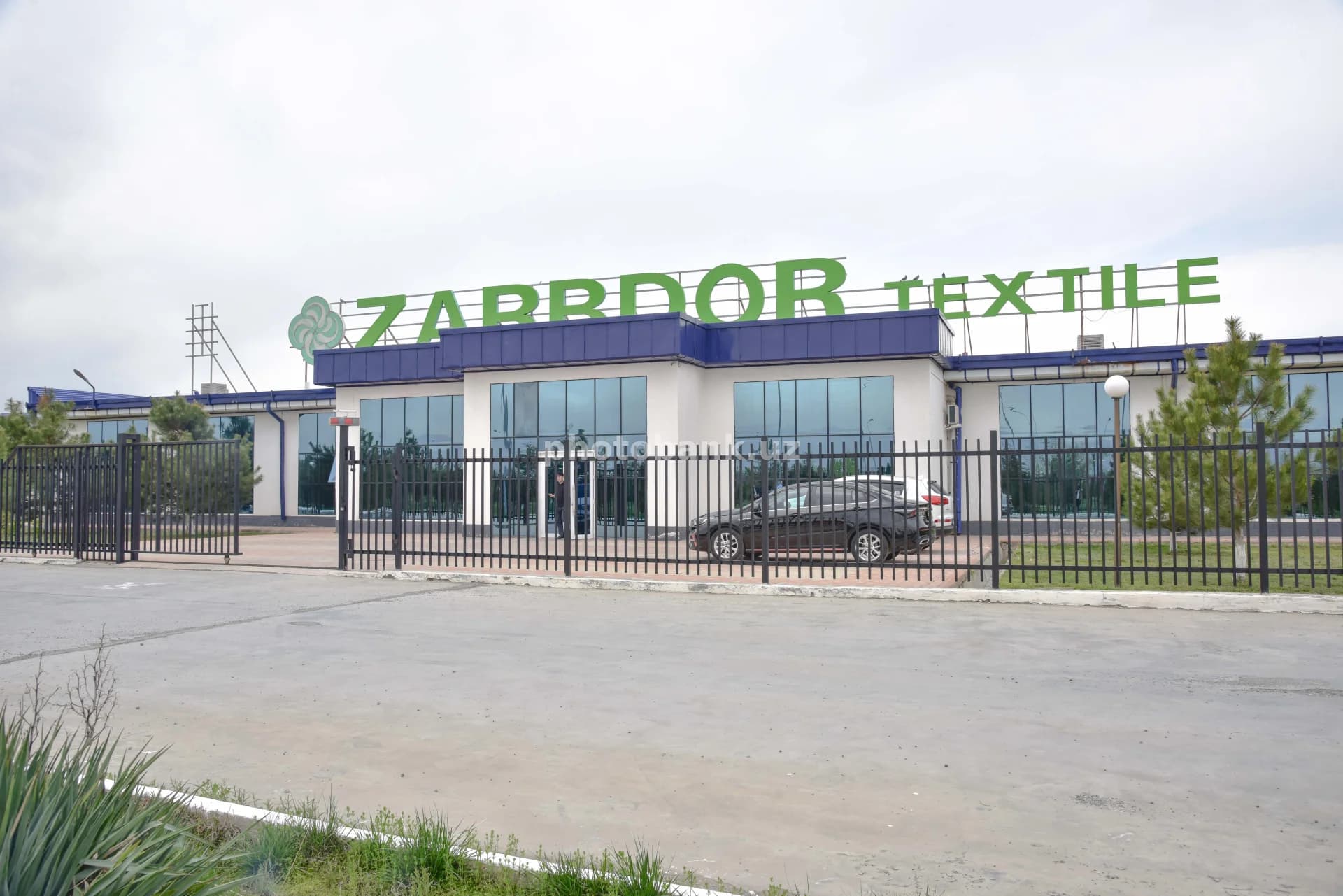 Zarrdor to‘qimachilik fabrikasi binosining tashqi ko‘rinishi