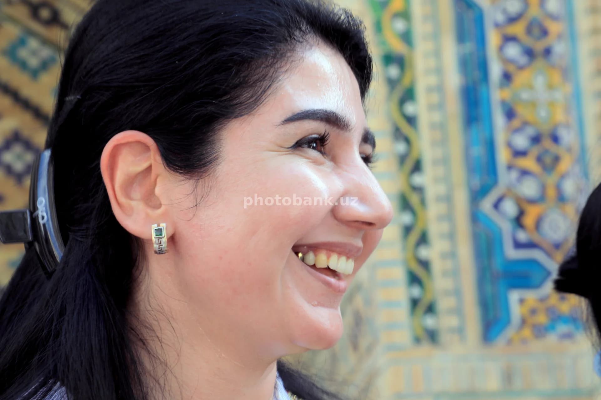 Tarixiy joyda tabassum qilayotgan ayol