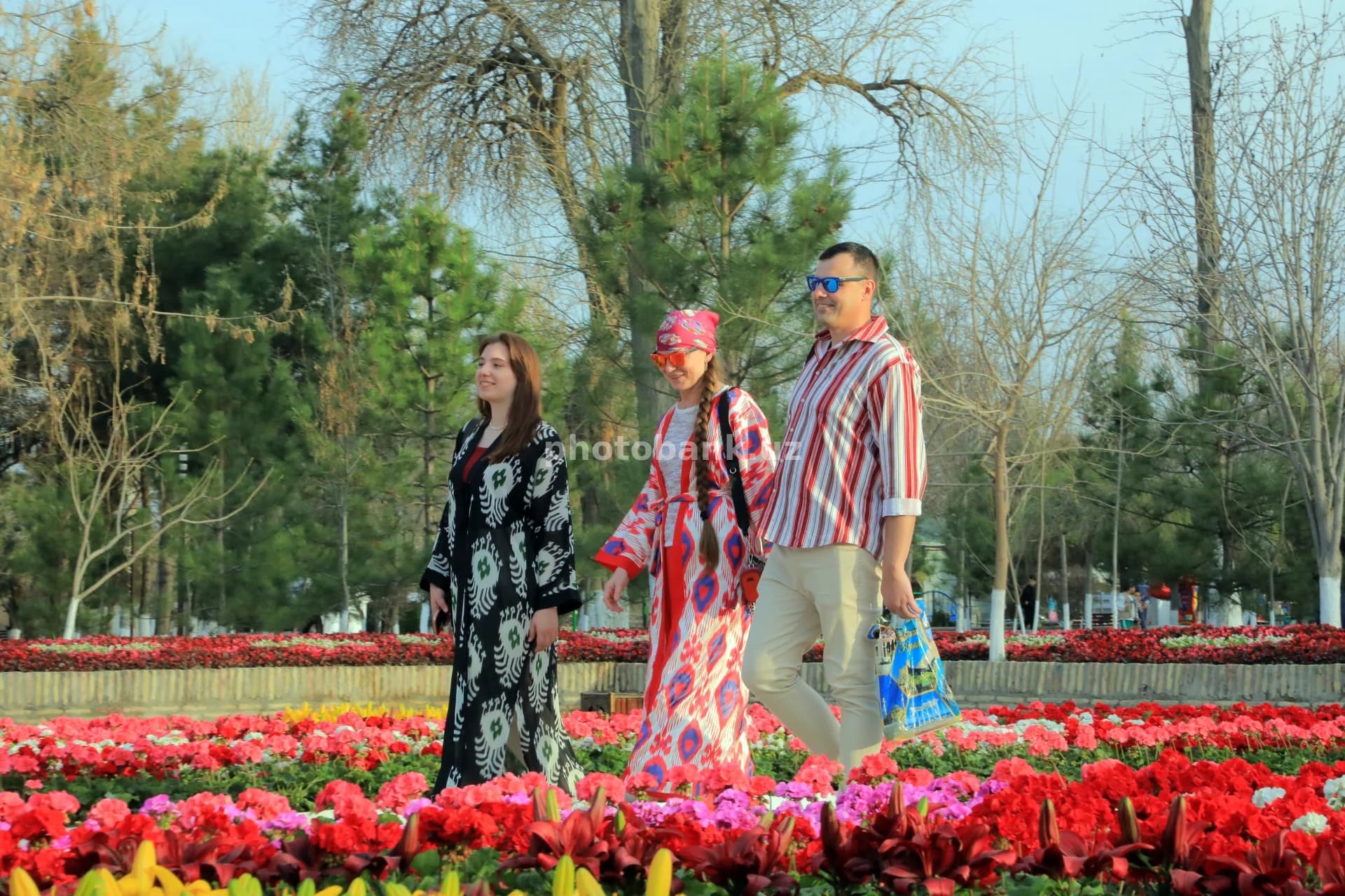 Gulzorda sayr qilayotgan odamlar