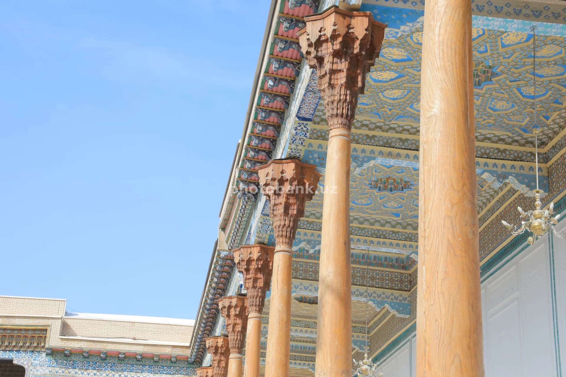Tarixiy masjidning o‘ymakor yog‘och ustunlari