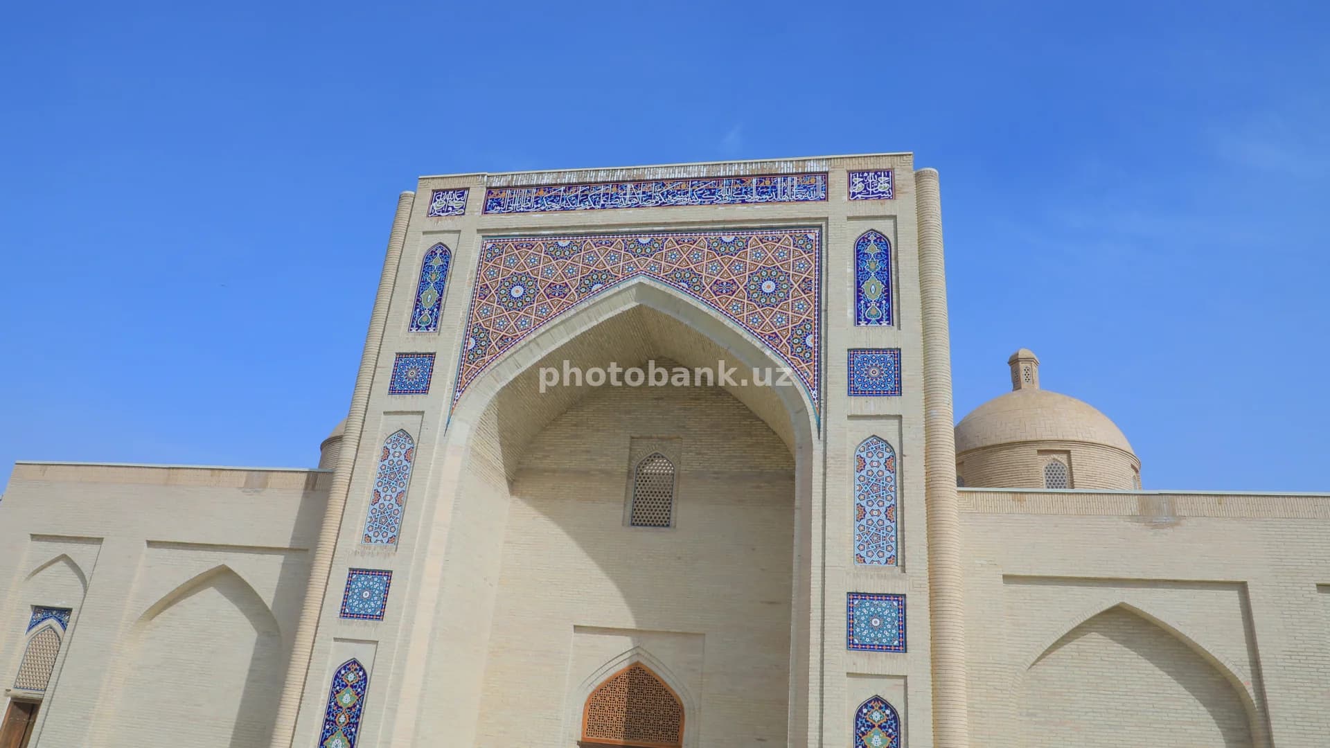 O‘zbekistondagi tarixiy masjid fasadi