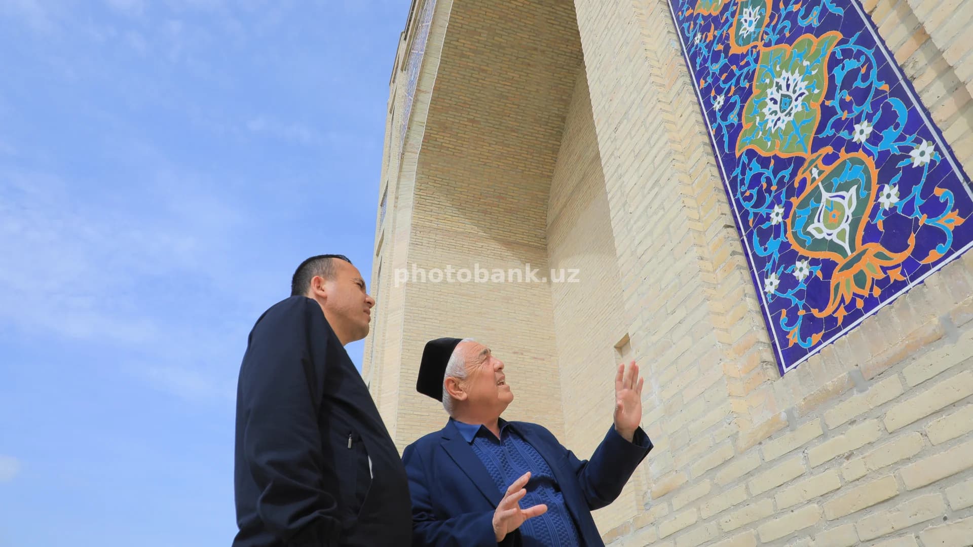 O‘zbekistondagi tarixiy masjidga tashrif buyurayotgan erkaklar