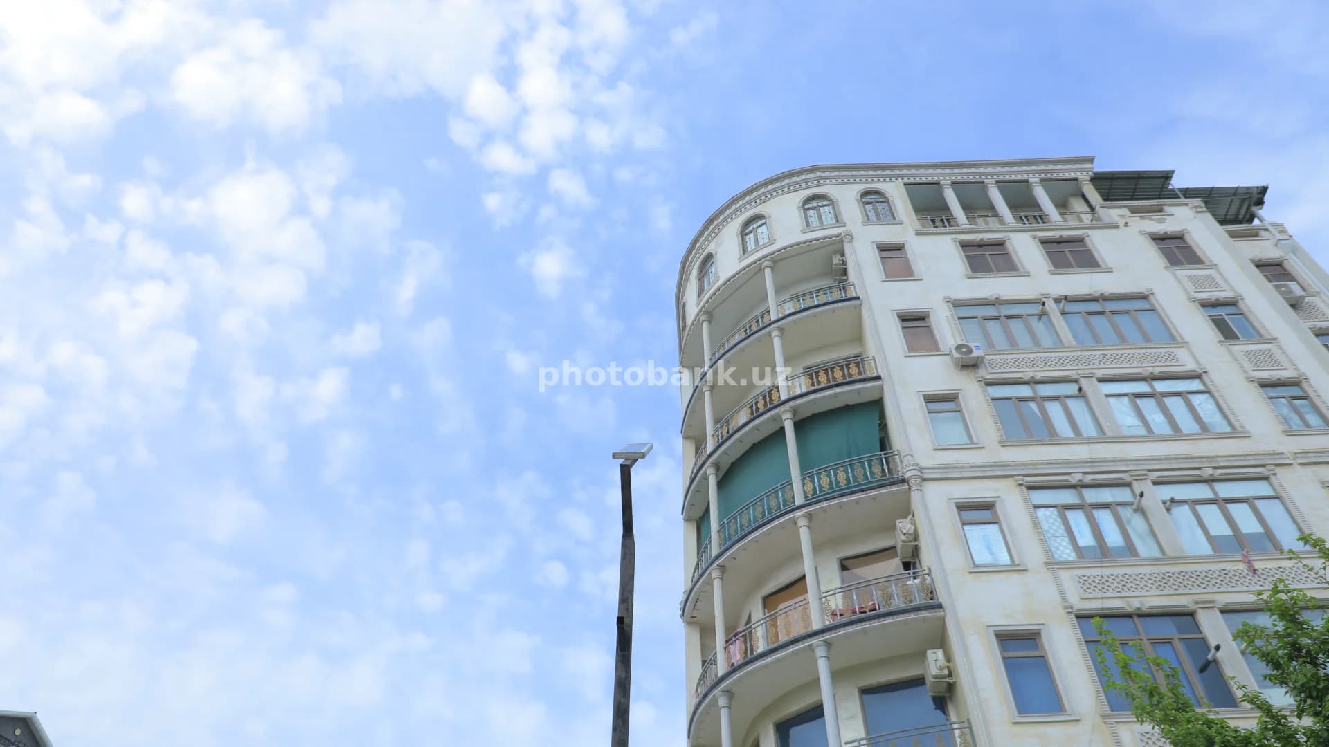 Zamonaviy ko‘p qavatli turar joy binosining tashqi ko‘rinishi