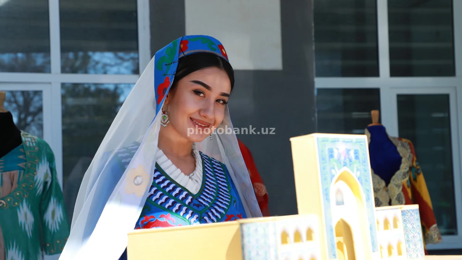 An’anaviy o‘zbek libosidagi yosh ayol