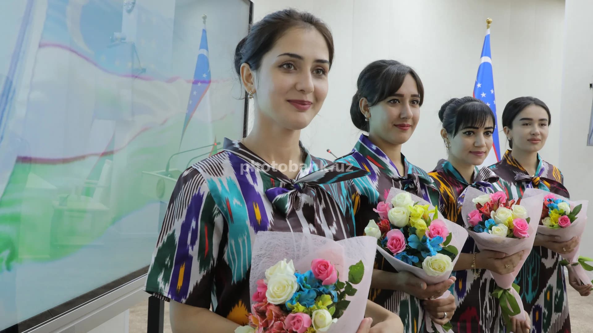 An’anaviy ikat kiyimidagi yosh ayollar