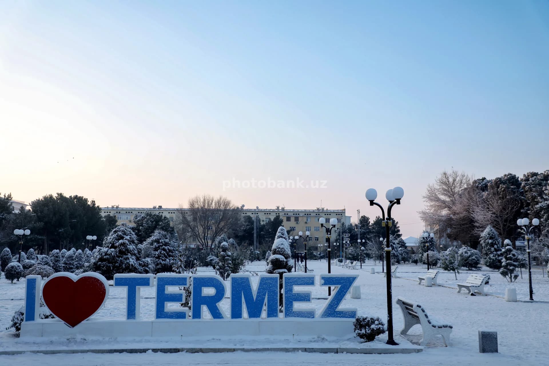 Qishda Termiz temir yo‘l vokzali