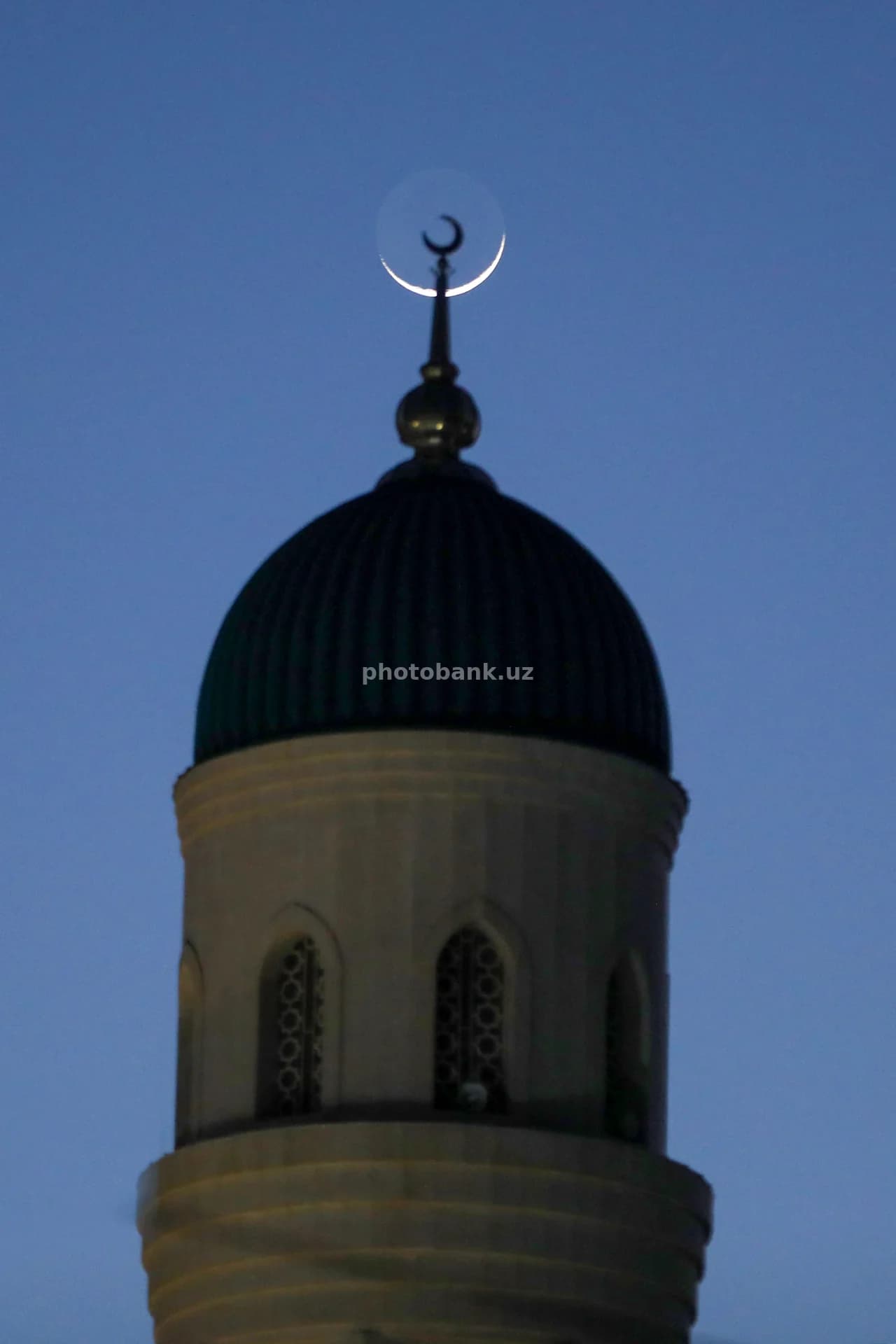 Masjid gumbazi ustidagi yarim oy
