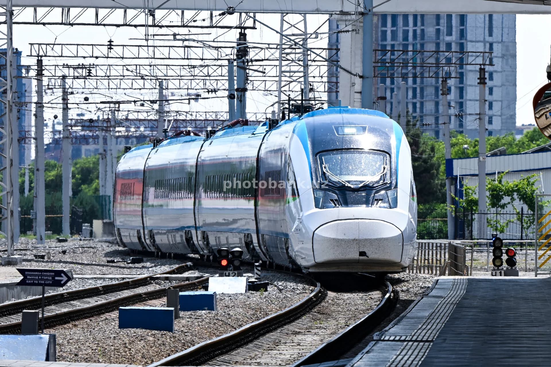 Temir yo‘l izlarida tezyurar elektropoyezd