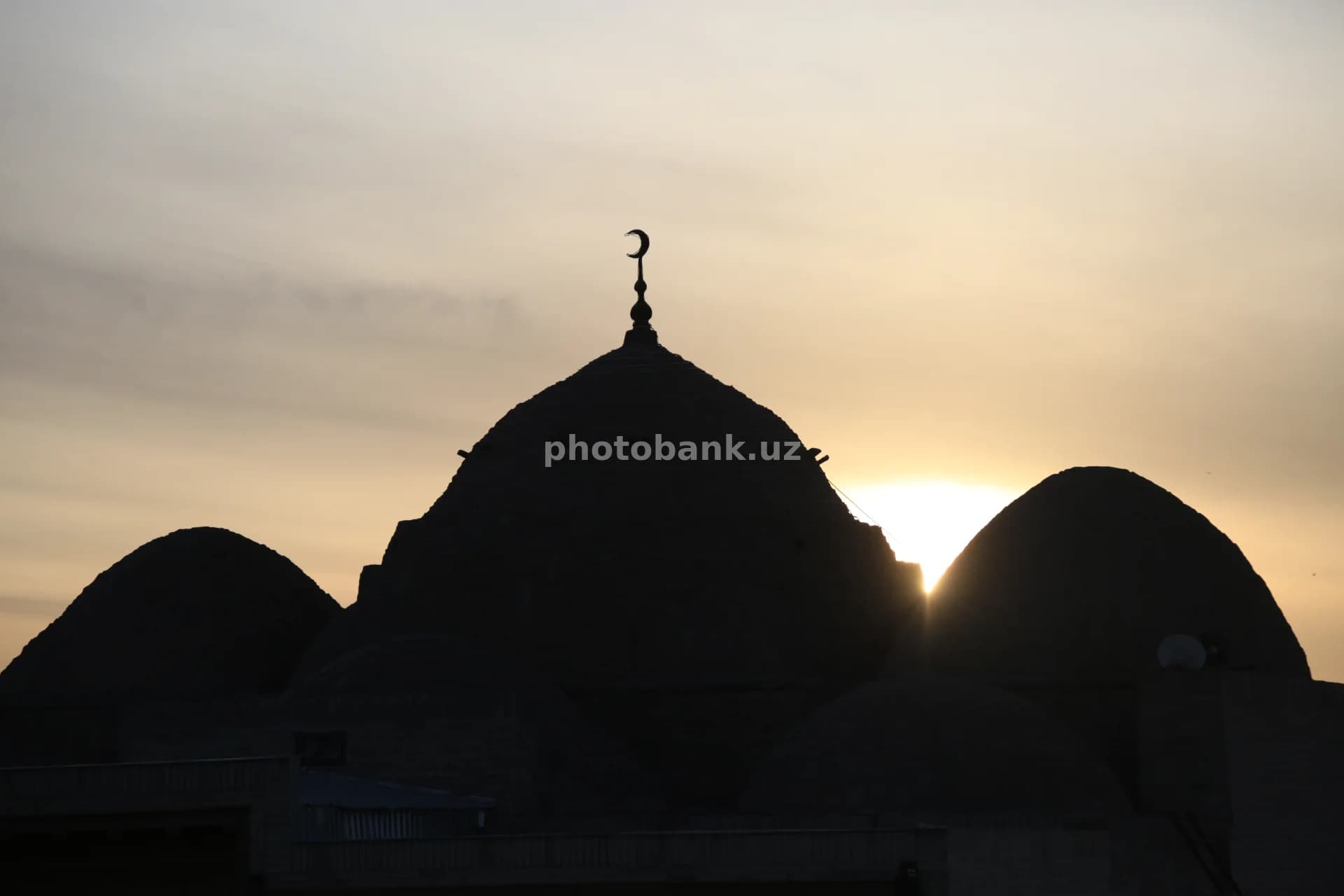 Quyosh botishidagi masjid gumbazlari