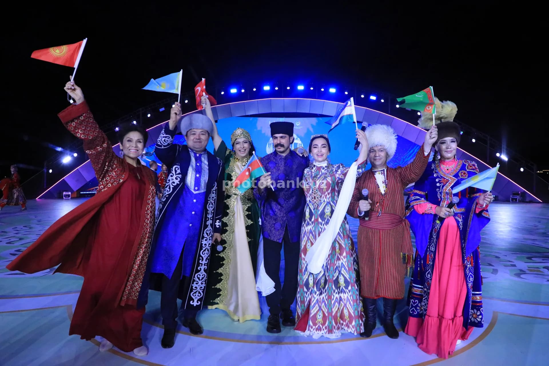 An’anaviy libosdagi ijrochilar sahnada