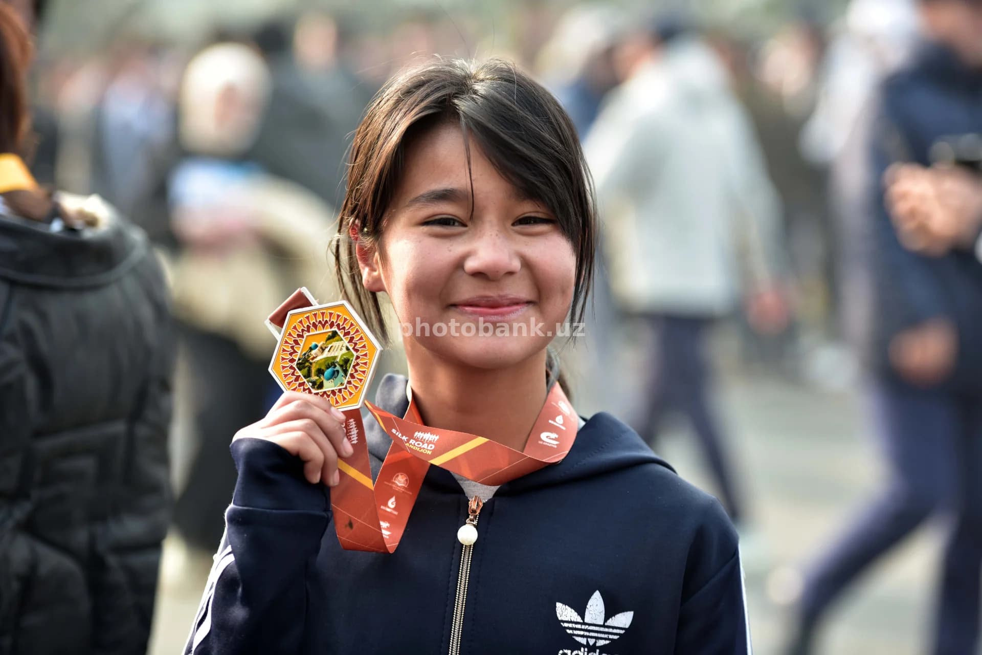 Yosh sportchi musobaqa medalini namoyish etdi
