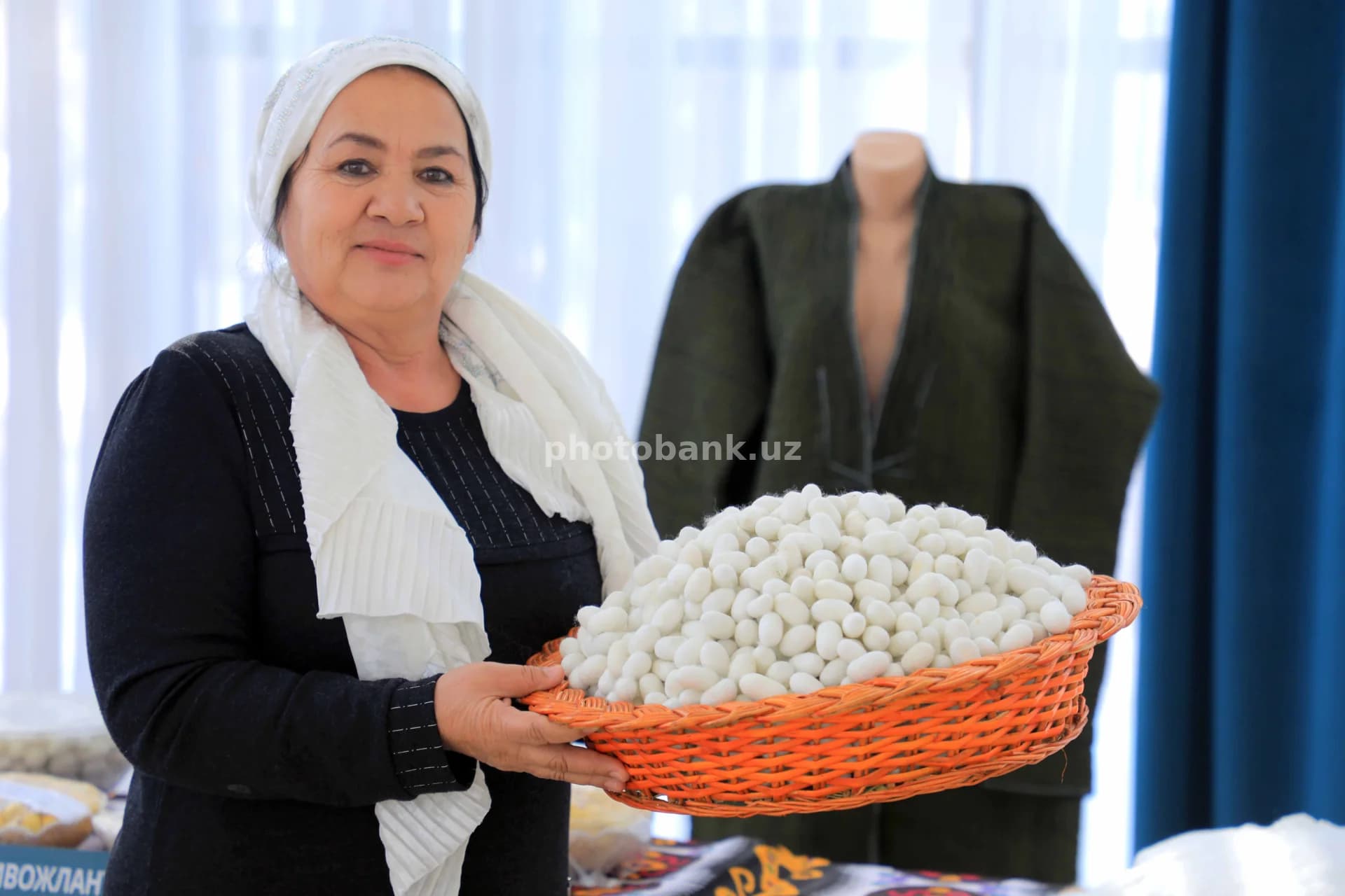 Qo‘lida pilla savatini ushlab turgan ayol