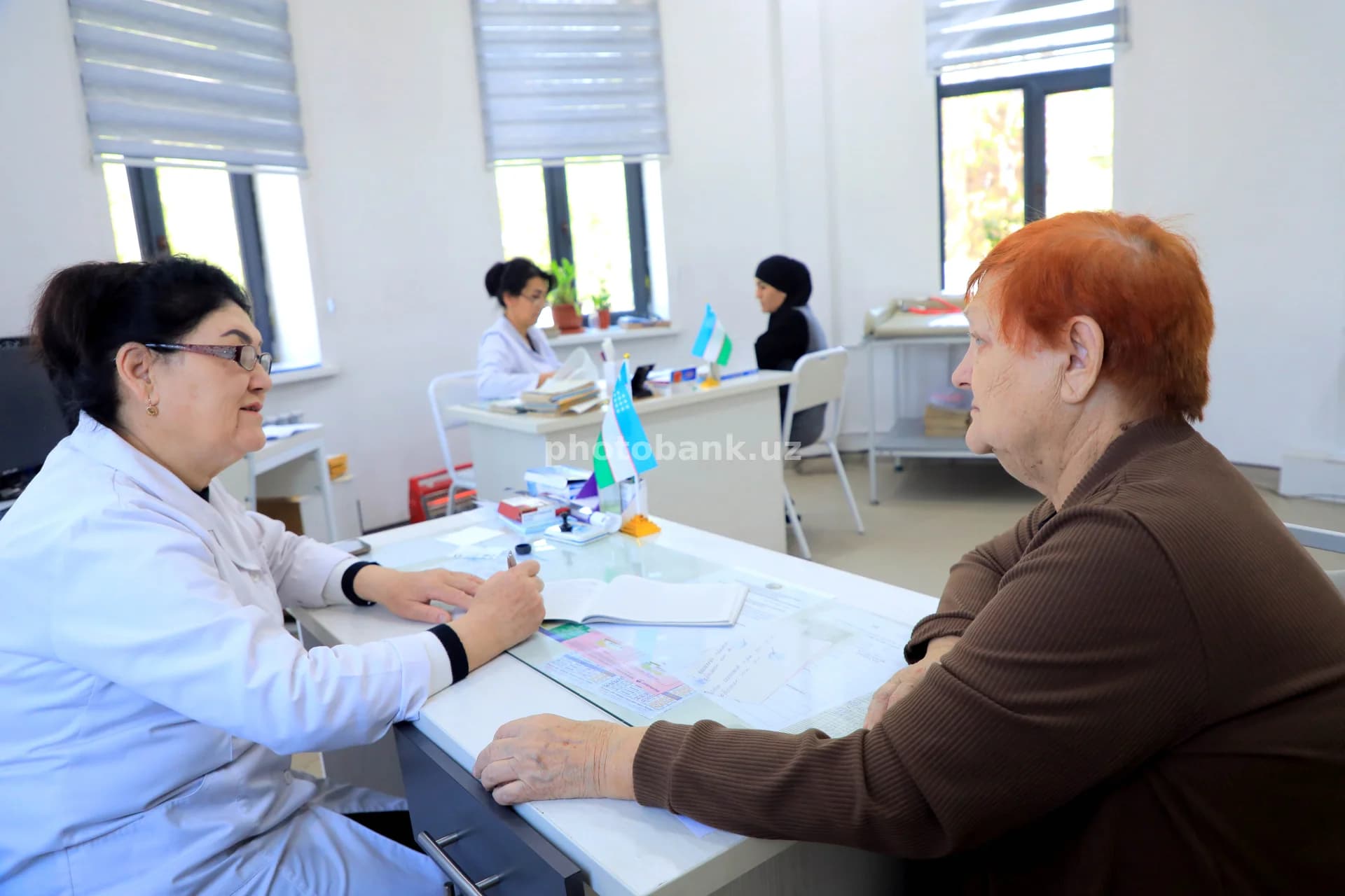 Shifokor klinikada bemor bilan maslahatlashmoqda