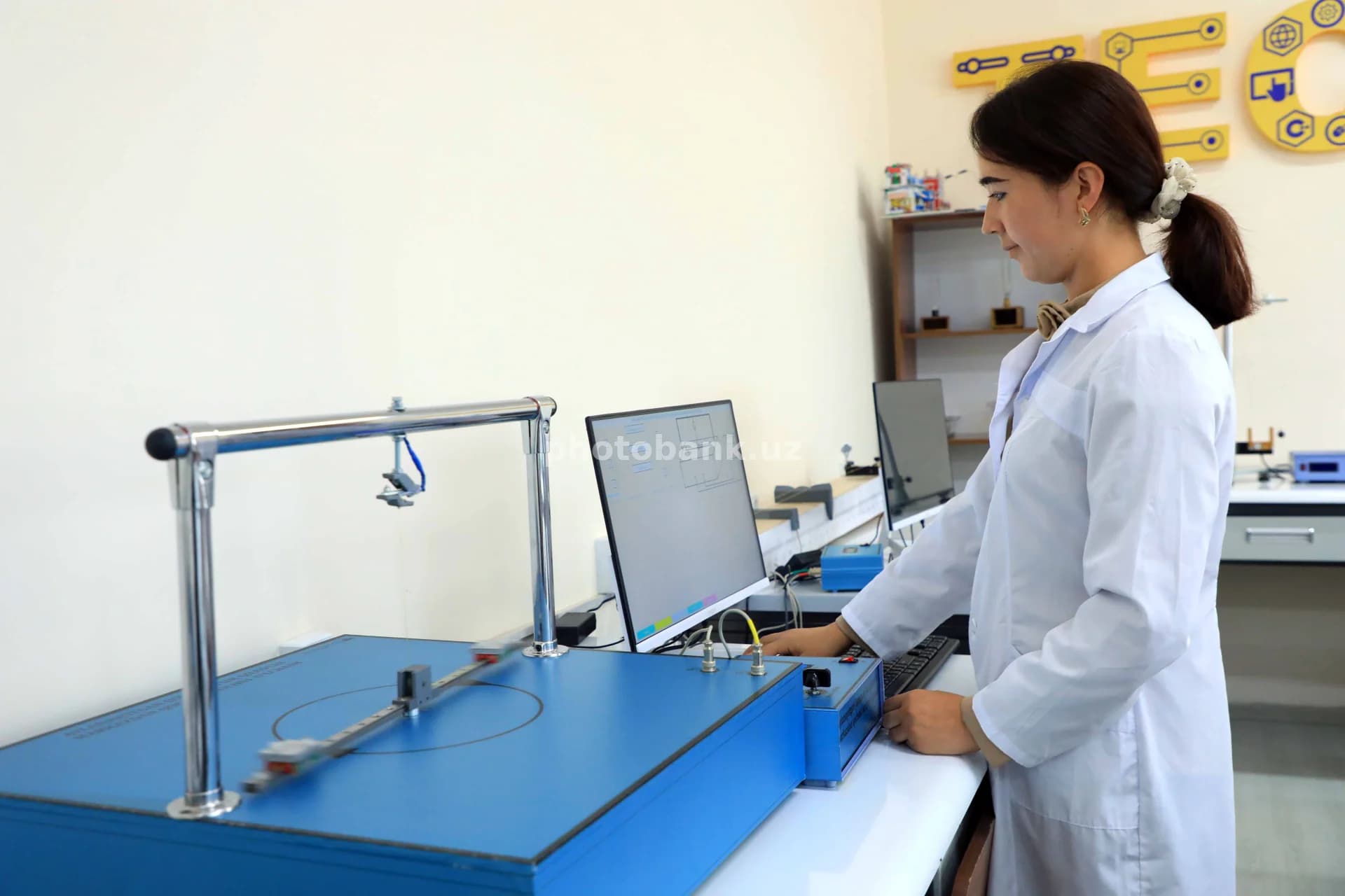 Zamonaviy laboratoriyada ishlaydigan tadqiqotchi
