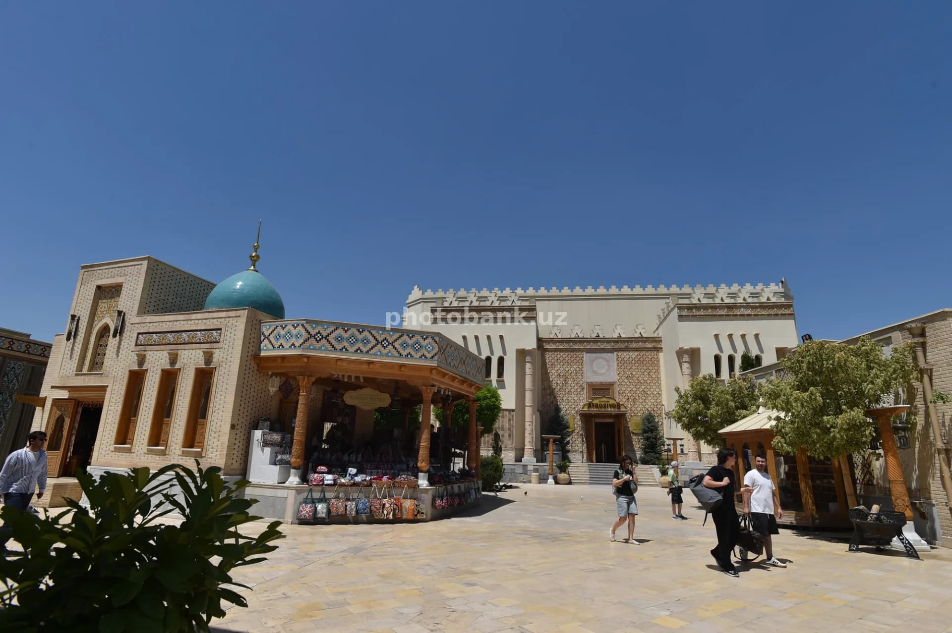 Tashrif buyuruvchilar tarixiy maydonni kezmoqda