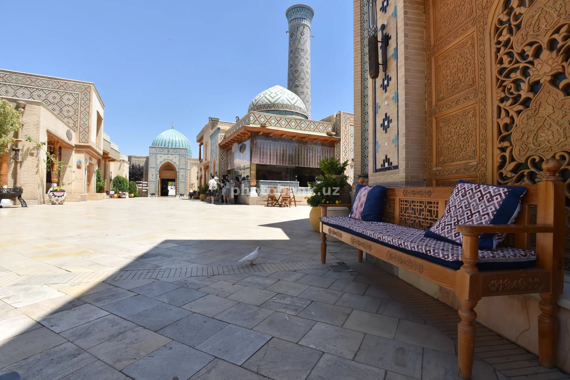Tashrif buyuruvchilar tarixiy masjid hovlisini o'rganishmoqda