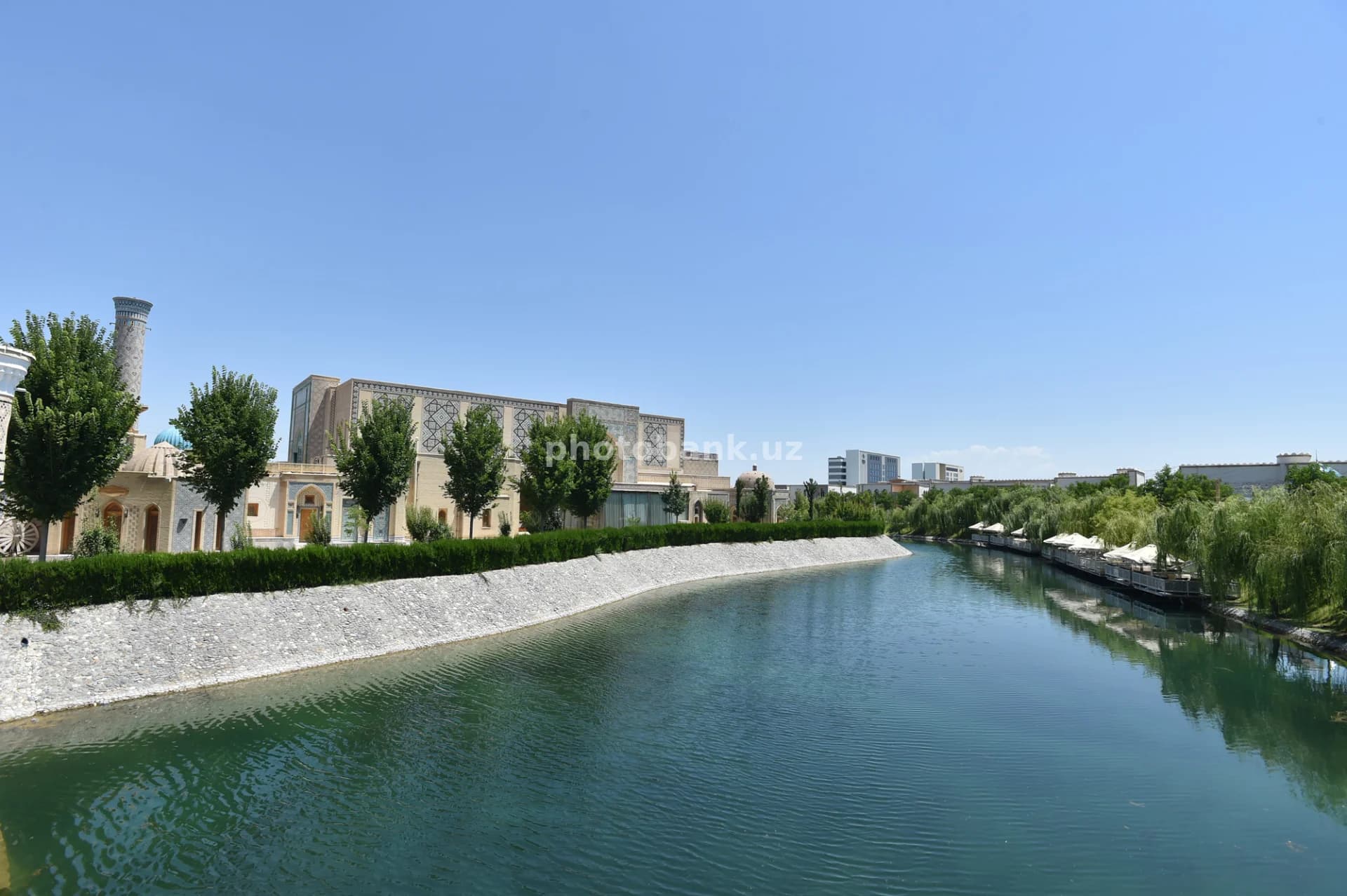 Kanal tarixiy arxitektura yonidan oqib o‘tadi
