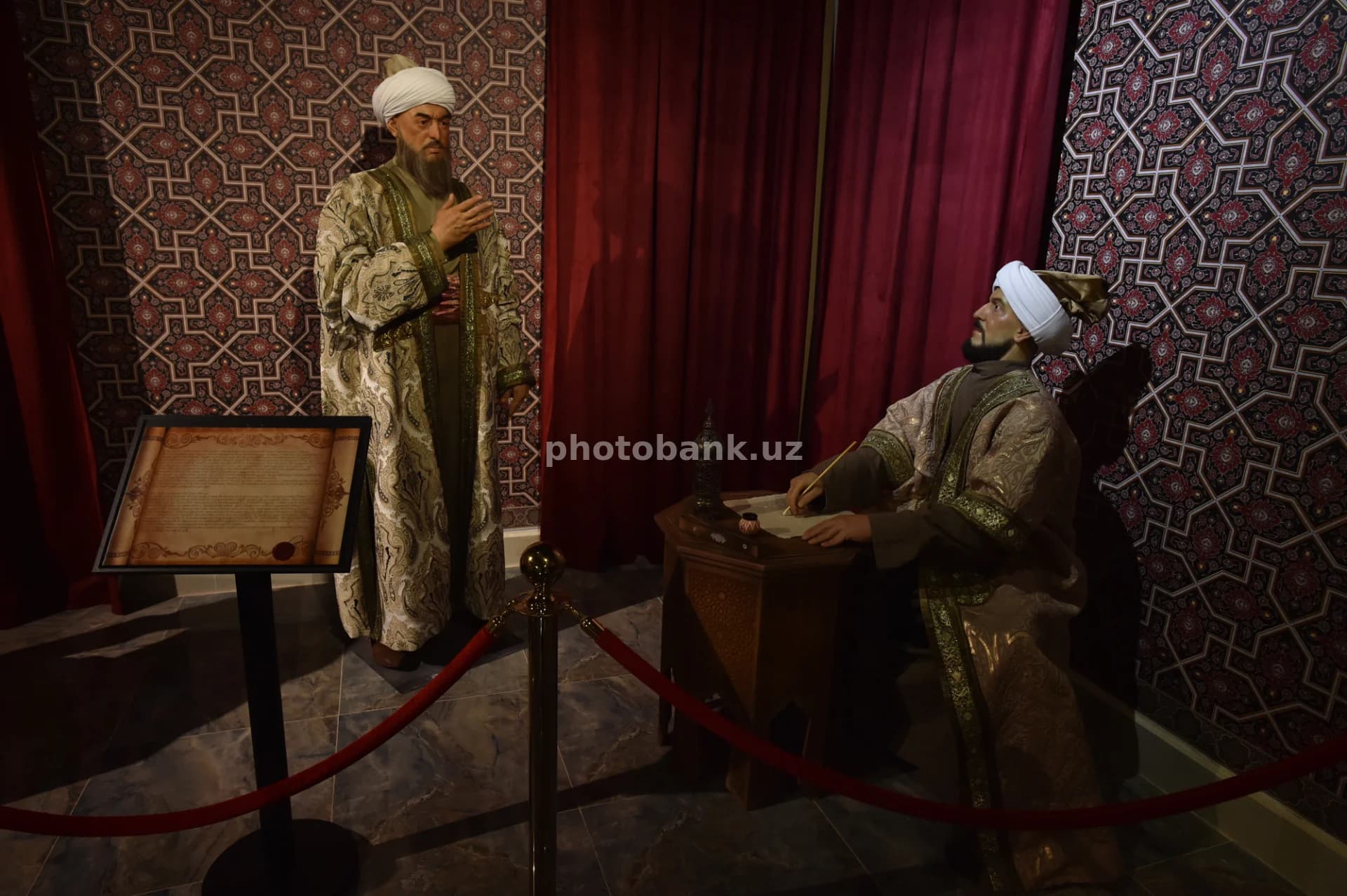 Rasmlar tarixiy ilmiy ishni ko‘rsatadi