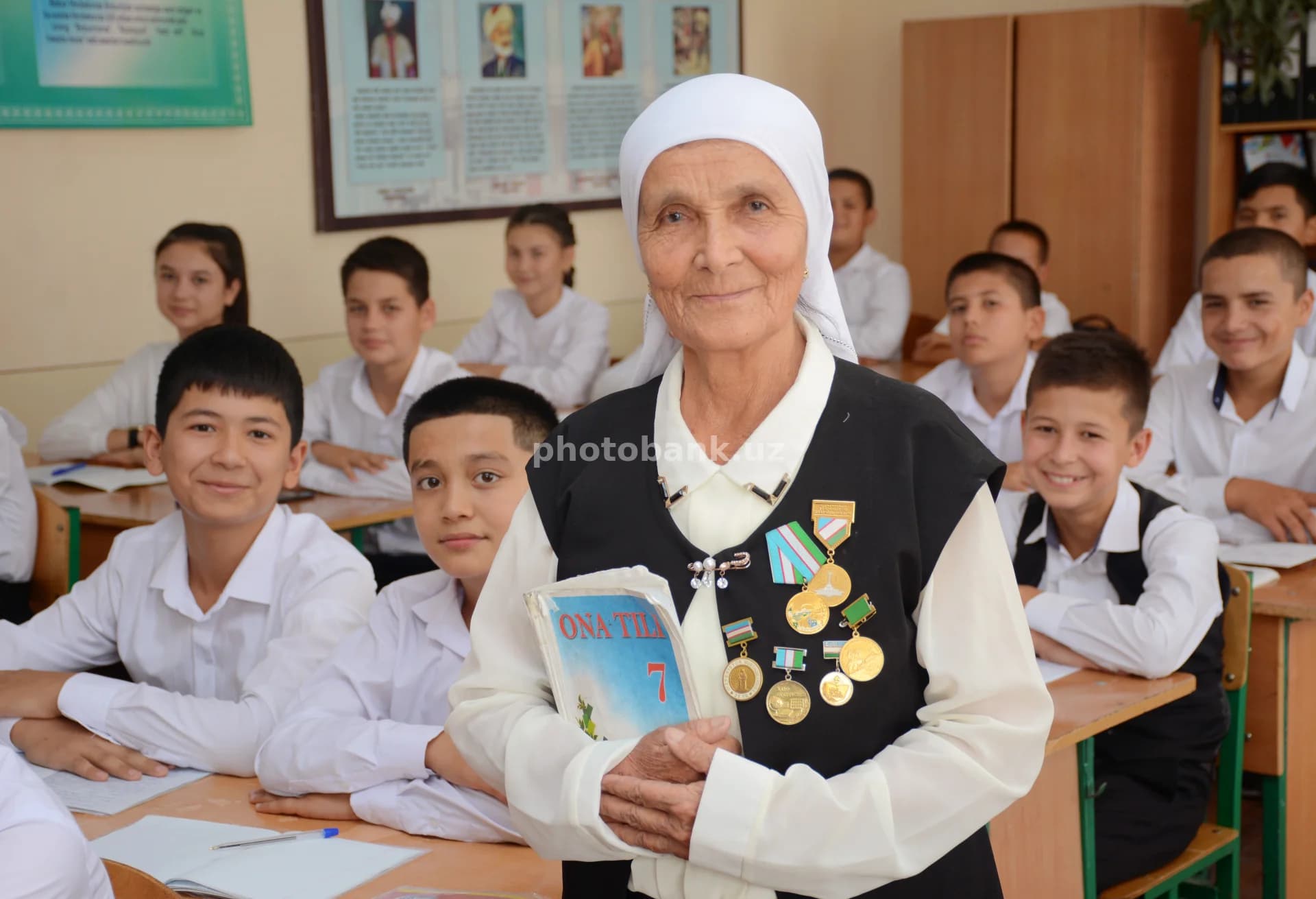 Keksa o‘qituvchi maktab o‘quvchilariga saboq bermoqda