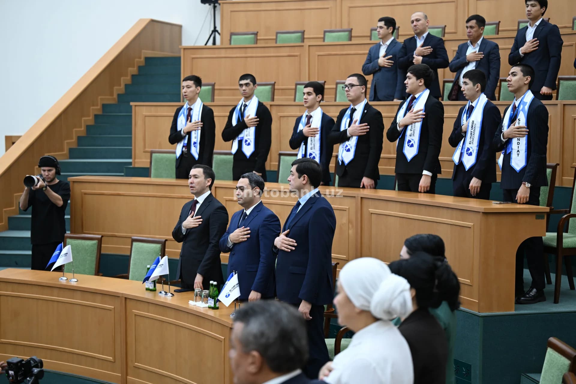 Marosim paytida yigitlar tik turadilar