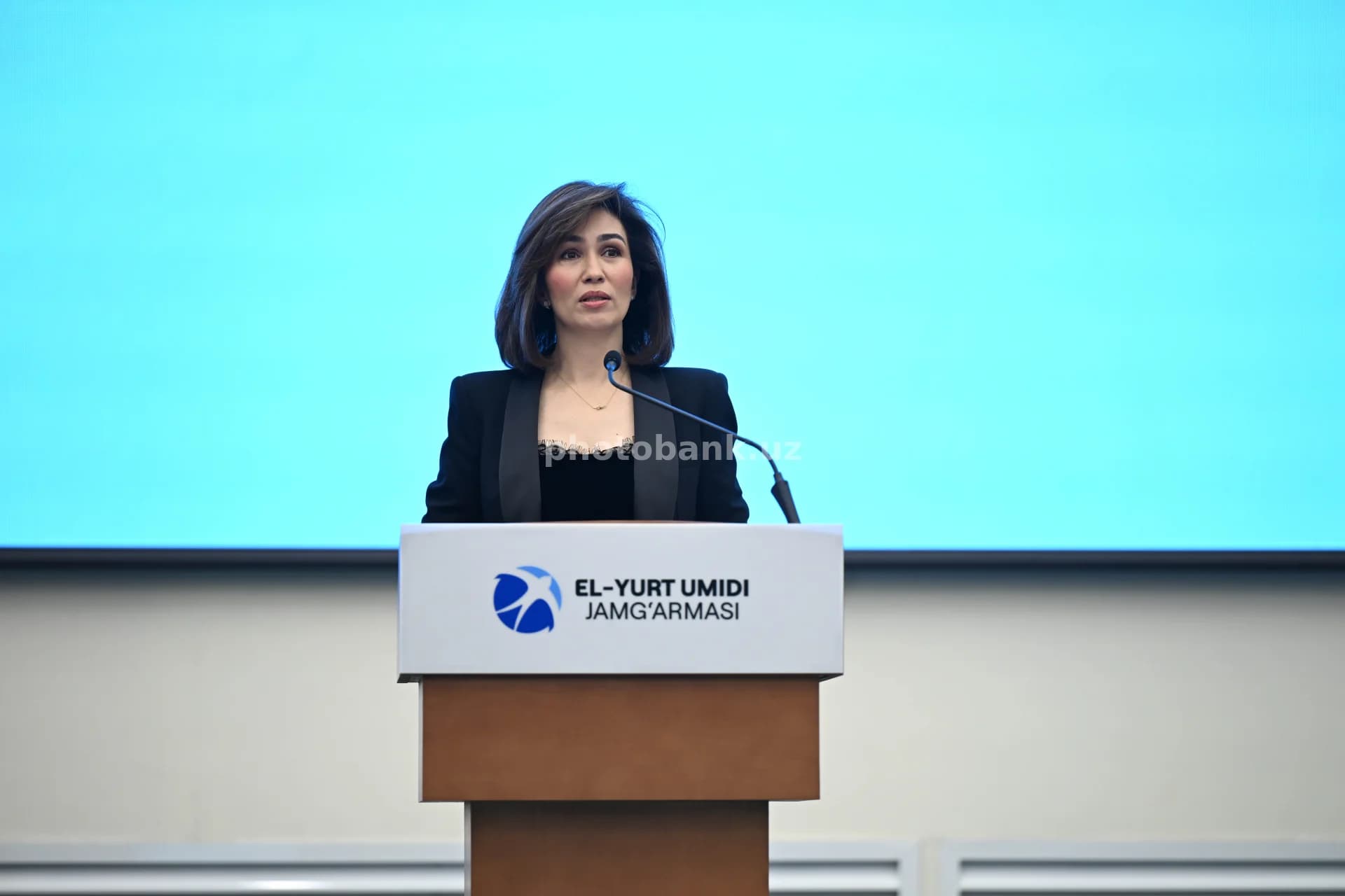 Podium tadbirida nutq so‘zlayotgan ayol