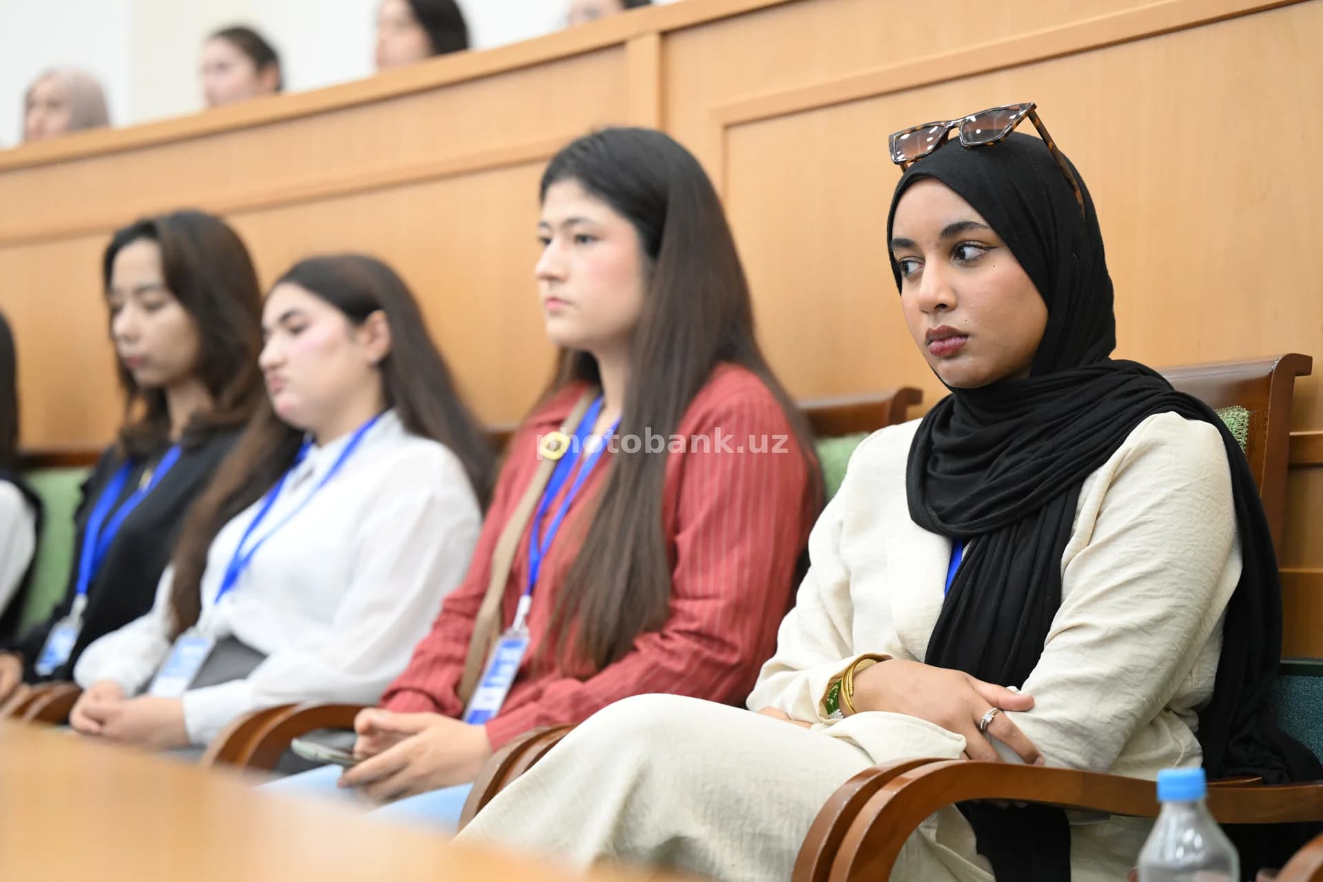 Rasmiy konferensiyada ishtirok etayotgan yosh ayollar