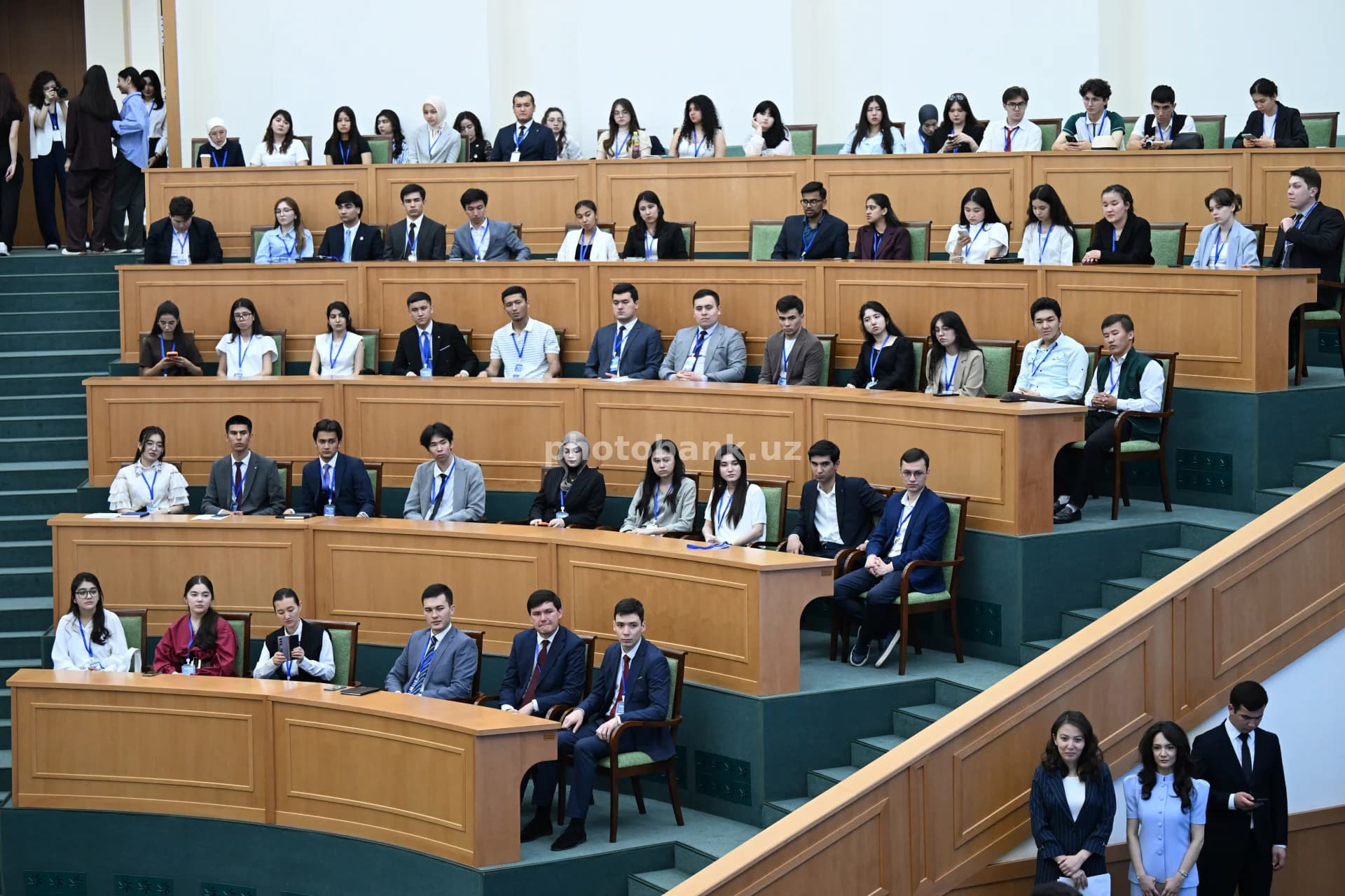 Rasmiy konferensiyada ishtirok etayotgan yoshlar