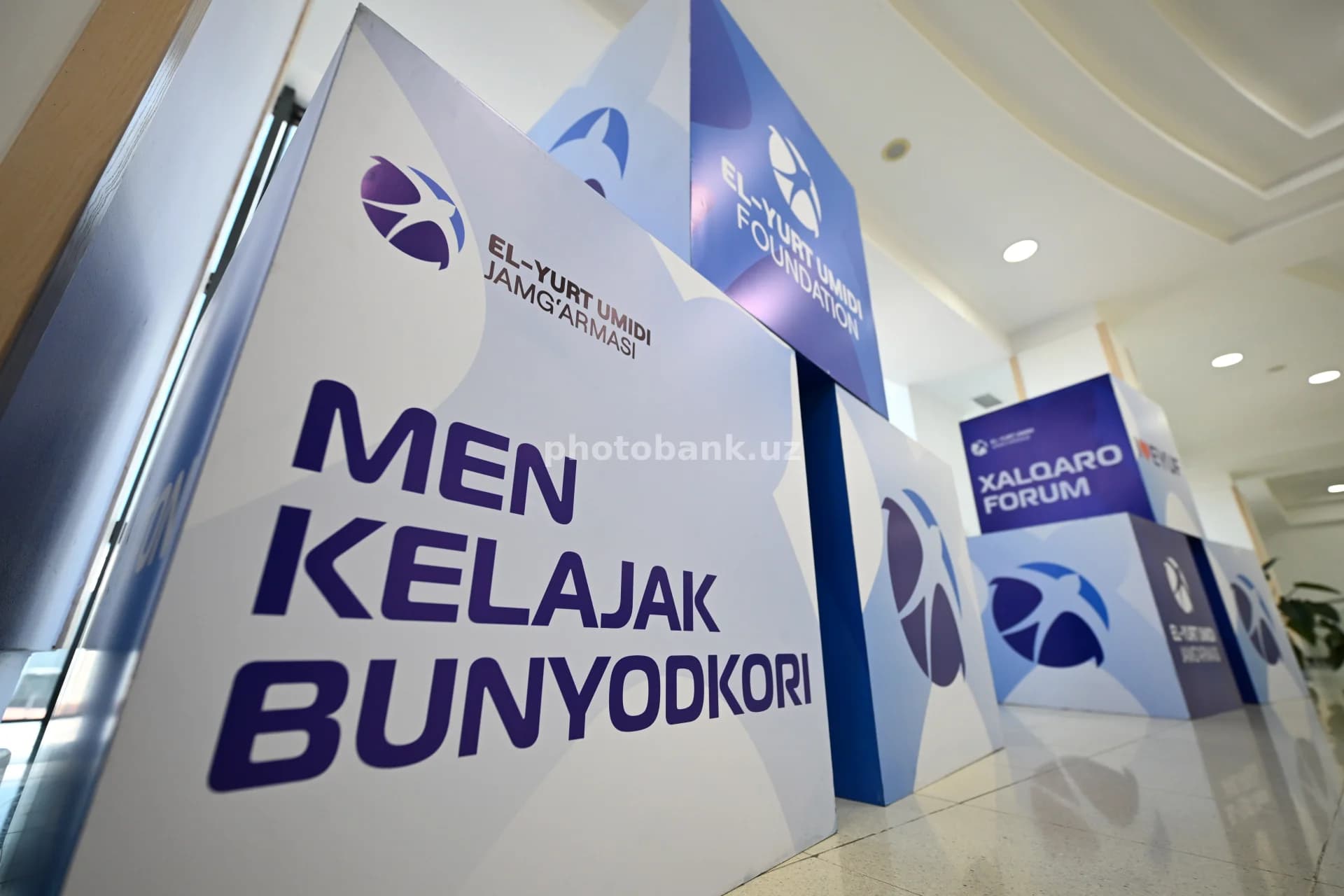 ta’lim forumi uchun brending displeylari