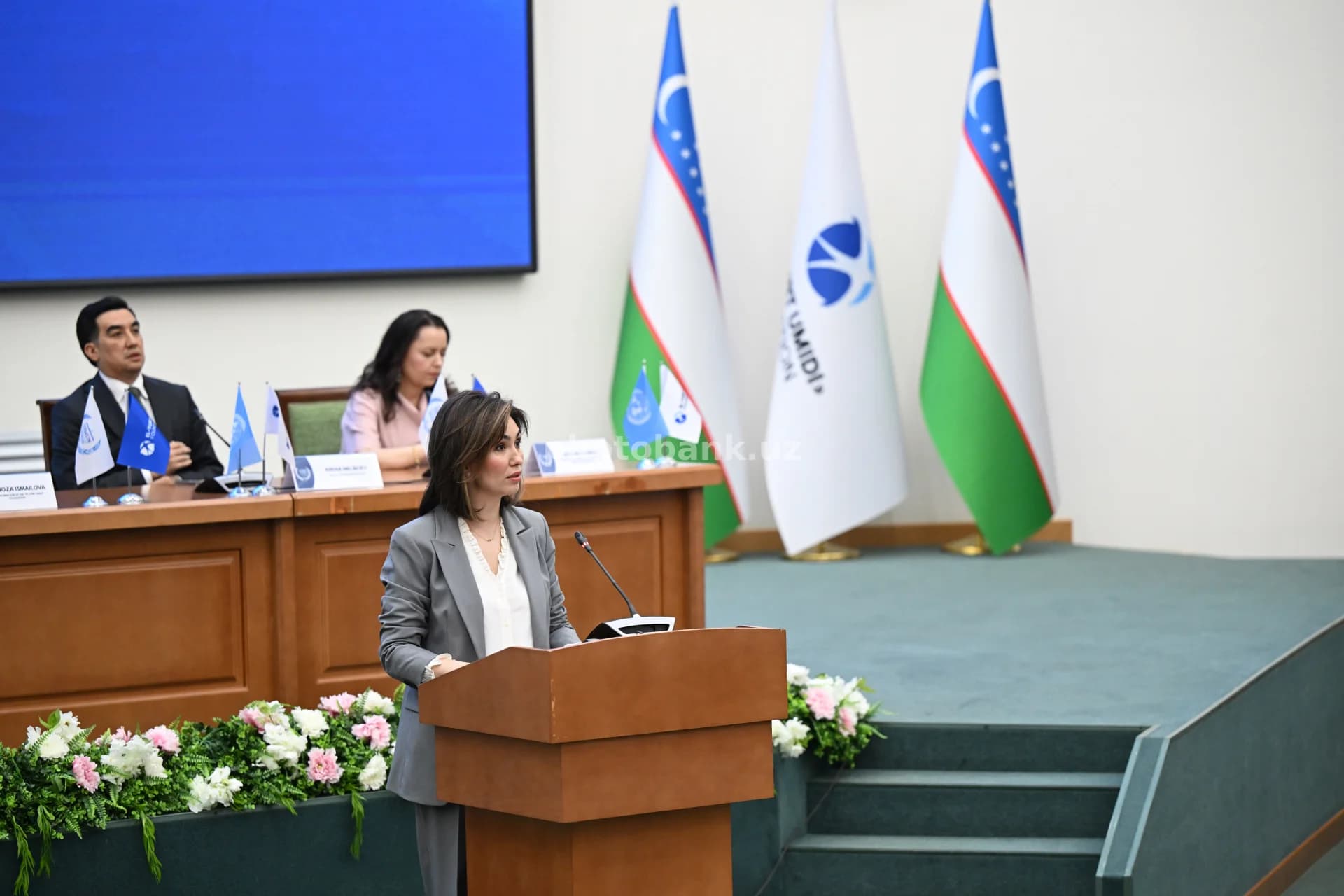 Женщина выступает на официальной конференции