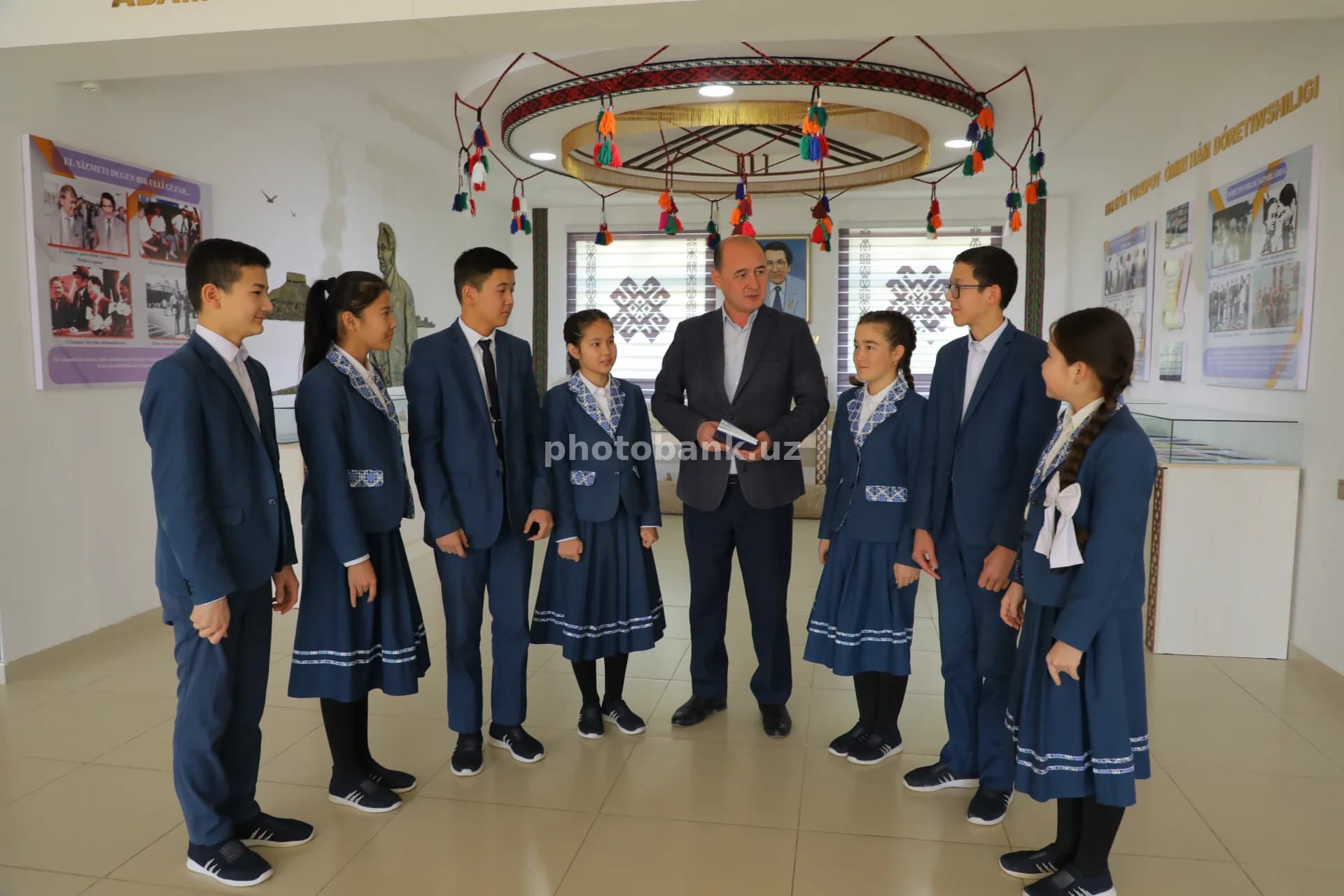 Erkak bir guruh talabalar bilan suhbatlashmoqda