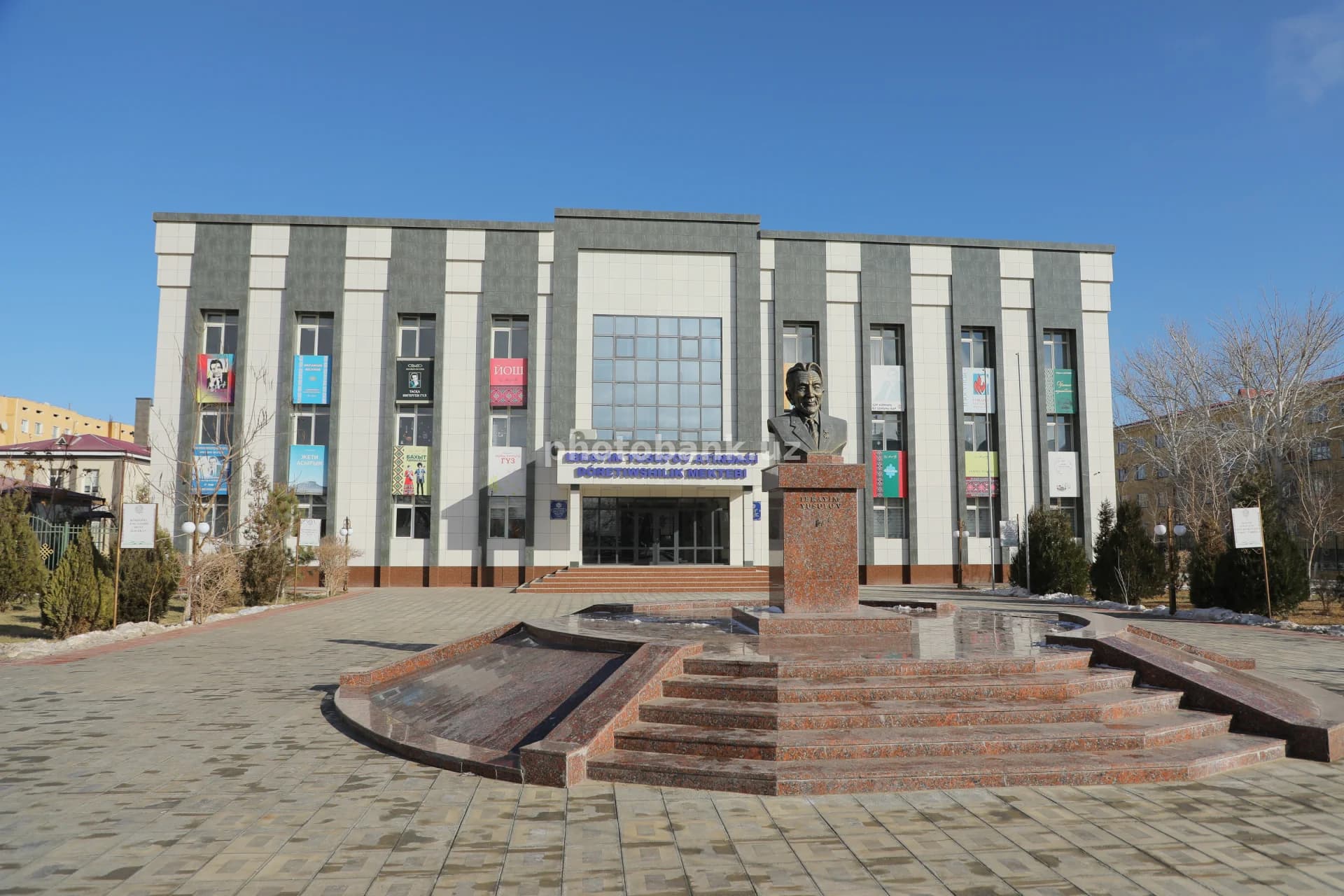 Byust zamonaviy maktab oldida turibdi