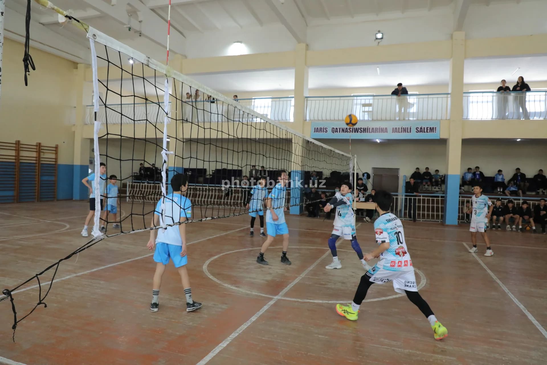 Yopiq voleybol o‘ynayotgan yosh sportchilar