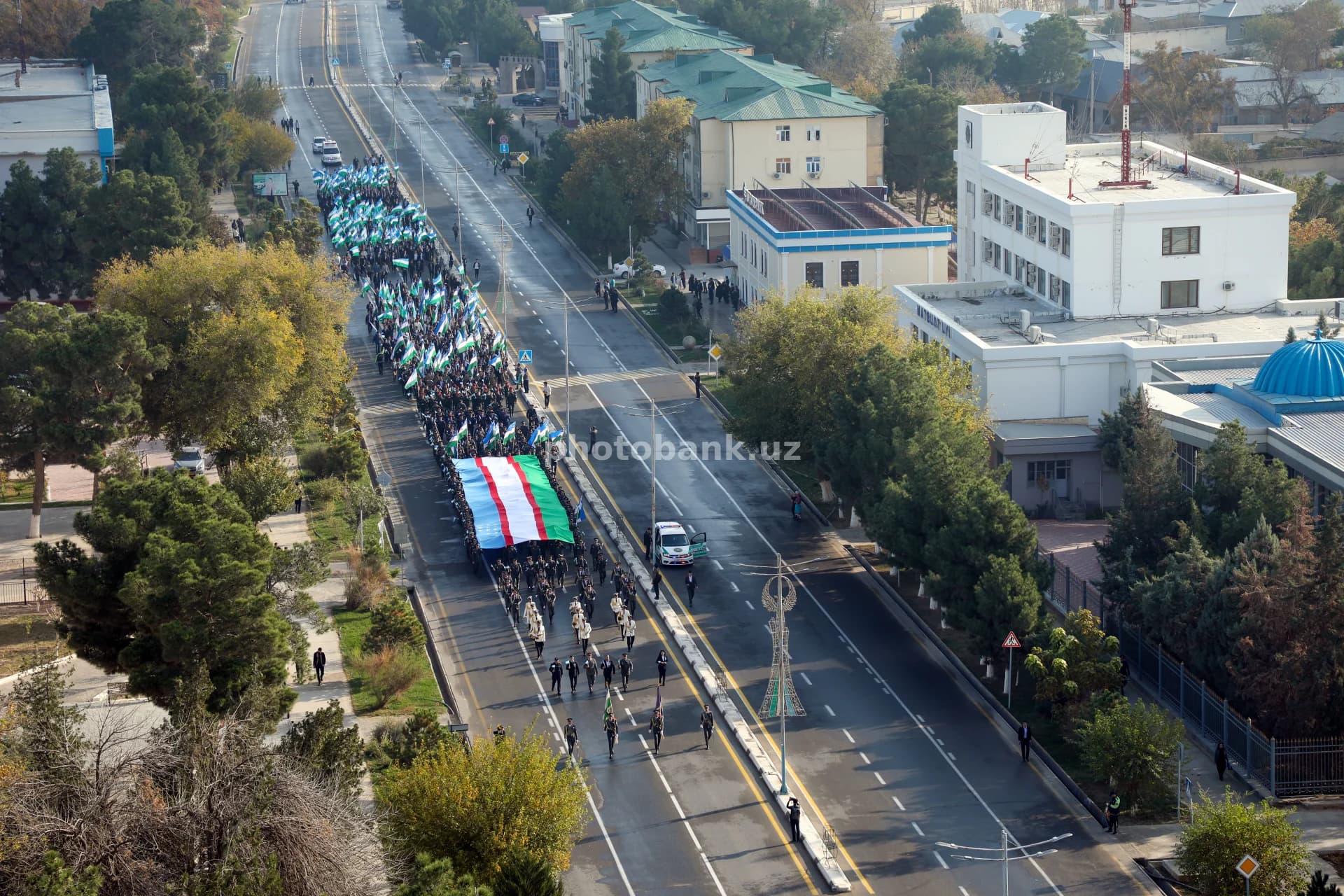 Люди маршируют по городской улице